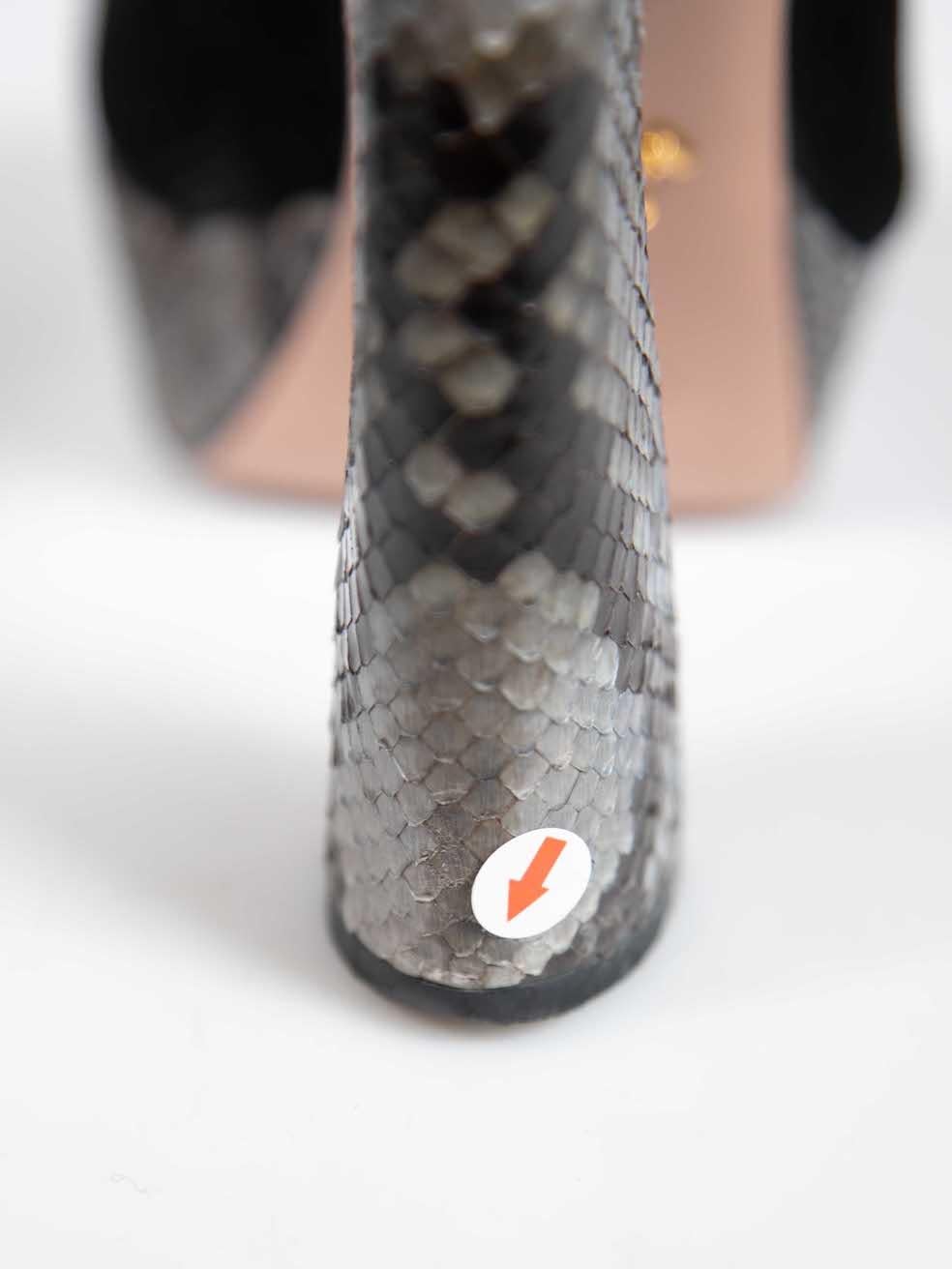 Talons à plateforme en daim noir et peau de serpent Prada Taille IT 38 en vente 4