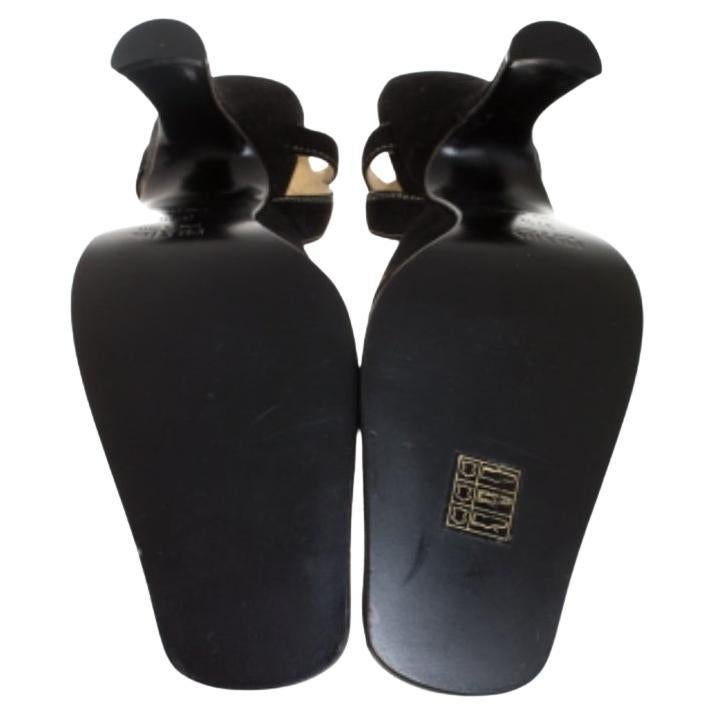 Confectionnée en daim, cette paire d'escarpins vous donnera une allure de diva. Cette paire d'escarpins Prada est plus qu'une simple déclaration de mode basique. Subtiles et élégantes, elles vous vaudront de nombreux compliments.