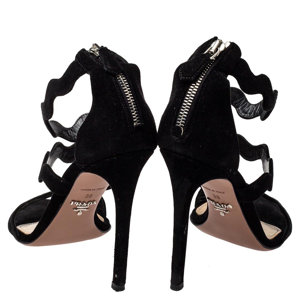 Prada Schwarz Wildleder gewellt Riemen Sandalen Größe 38 im Zustand „Gut“ in Dubai, Al Qouz 2