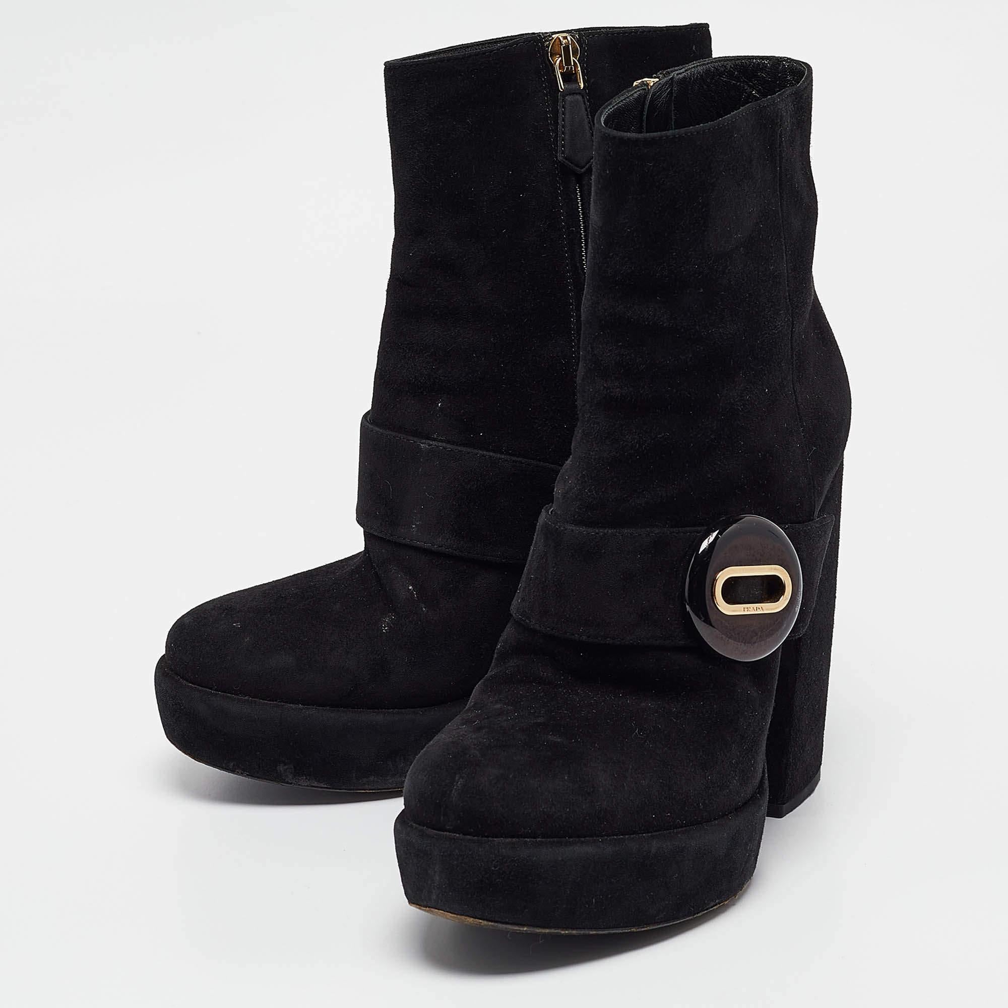 Estos botines Prada de ante negro son un compañero de estilo fiable. La forma clásica  detalles limpios  y los tacones en bloque los hacen perfectos para el otoño y más allá.