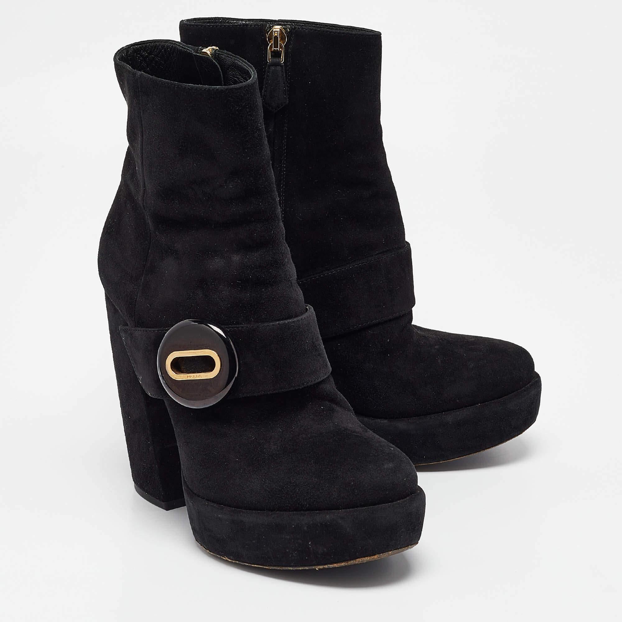 Prada Botines de ante negro con cremallera Talla 37 en Bastante bueno estado para la venta en Dubai, Al Qouz 2