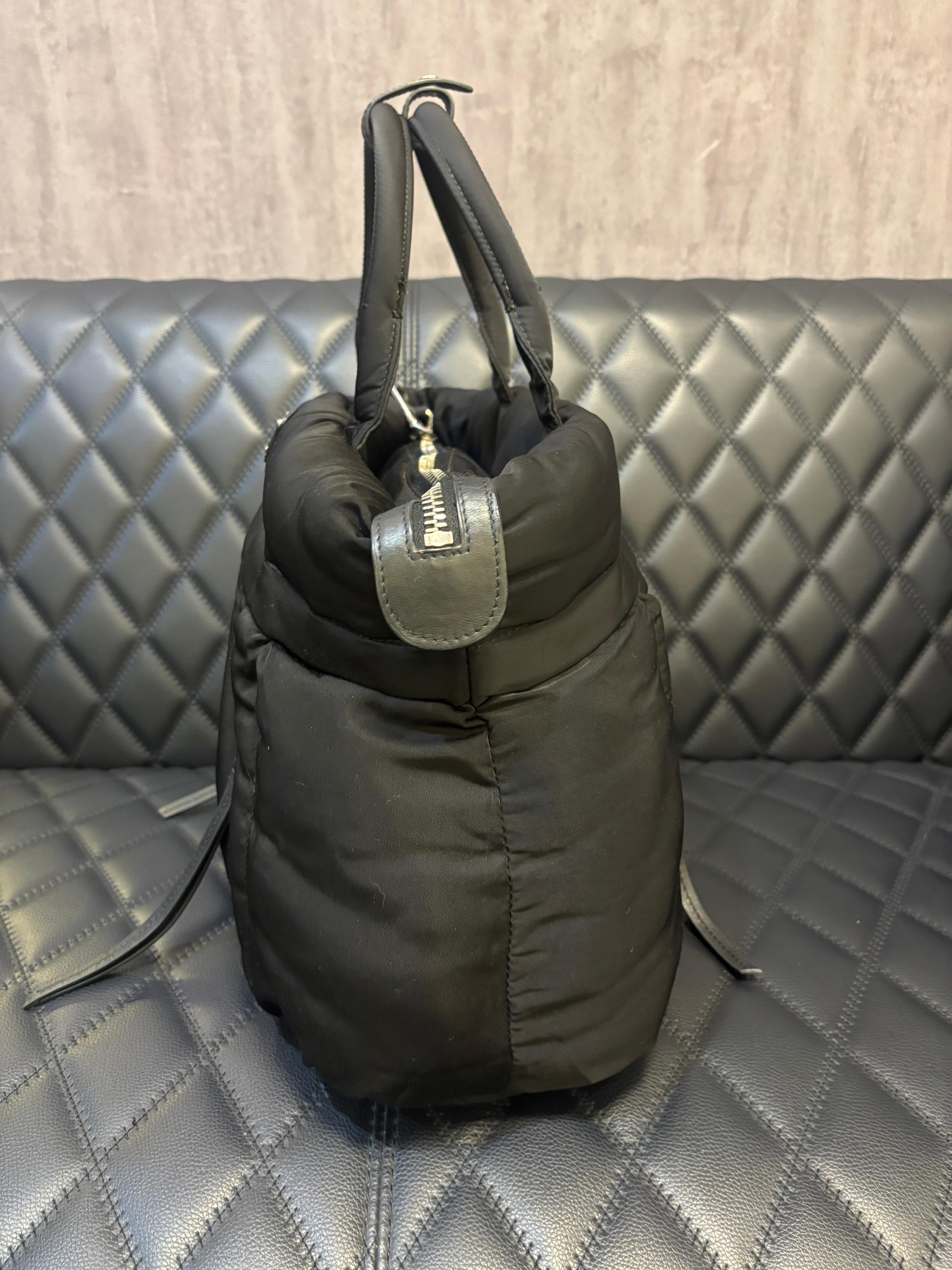 Prada, bomber in nylon tessuto nero, borsa grande Prada in vendita 5