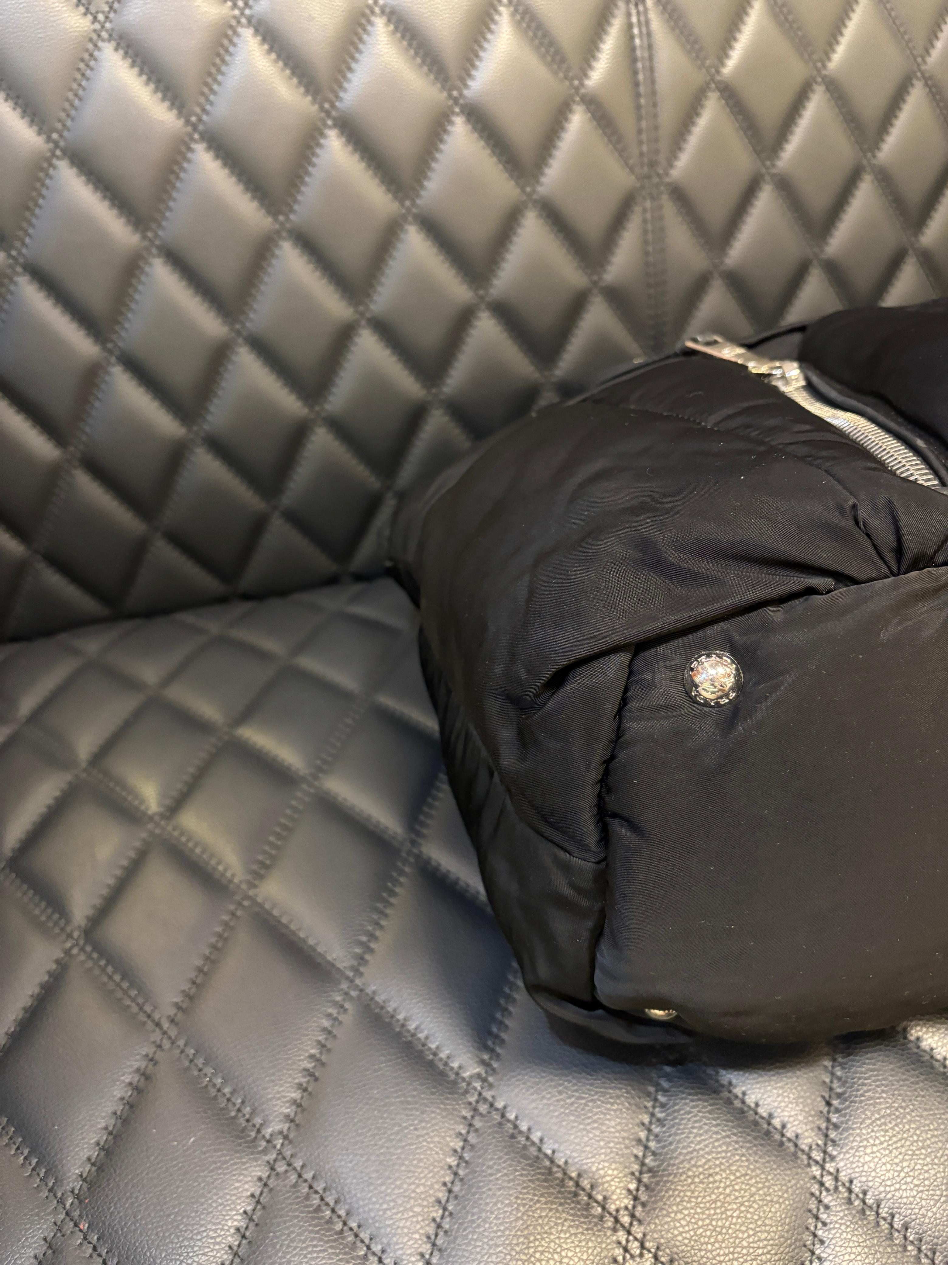 Prada, bomber in nylon tessuto nero, borsa grande Prada in vendita 6