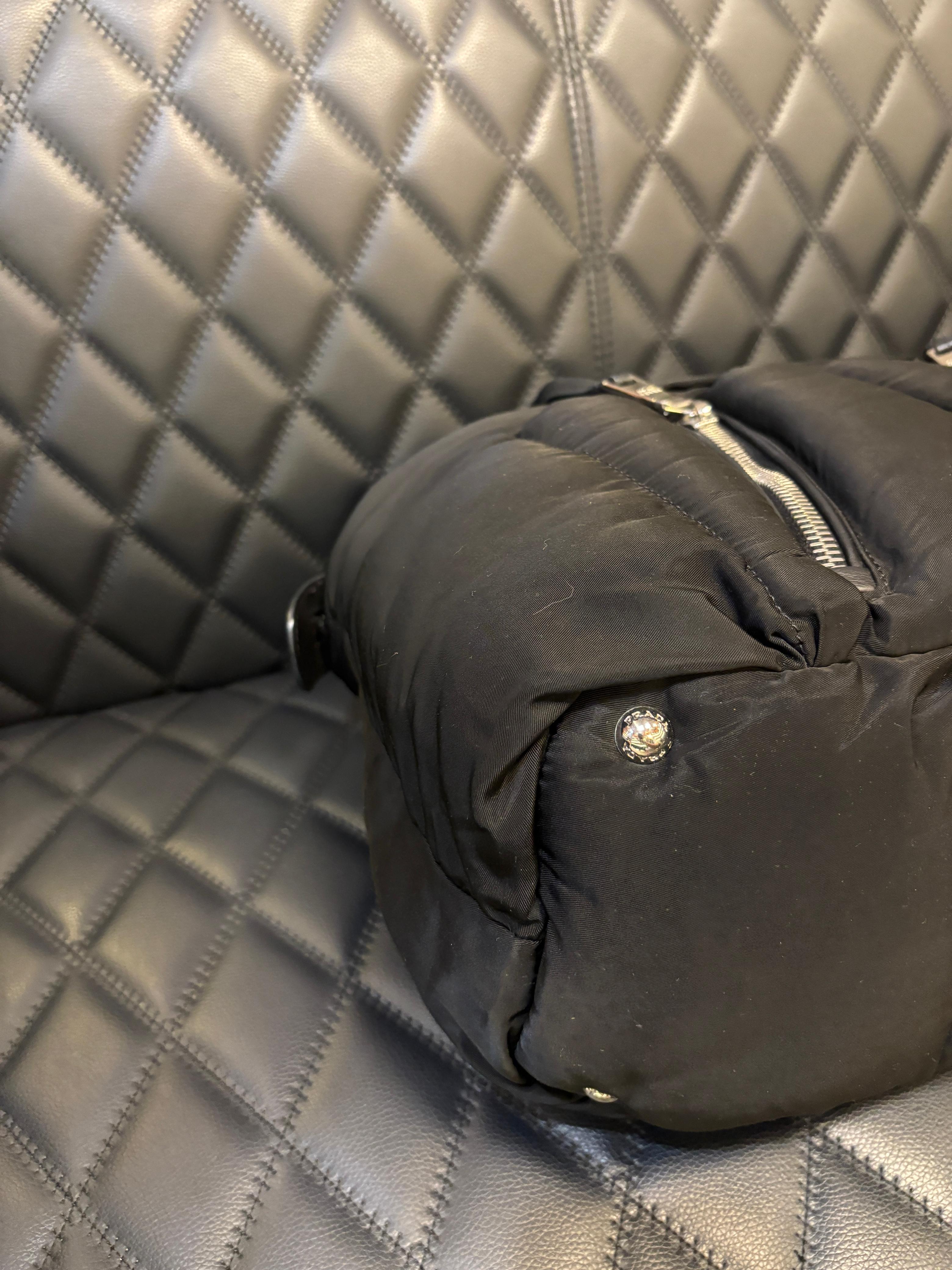 Prada, bomber in nylon tessuto nero, borsa grande Prada in vendita 7