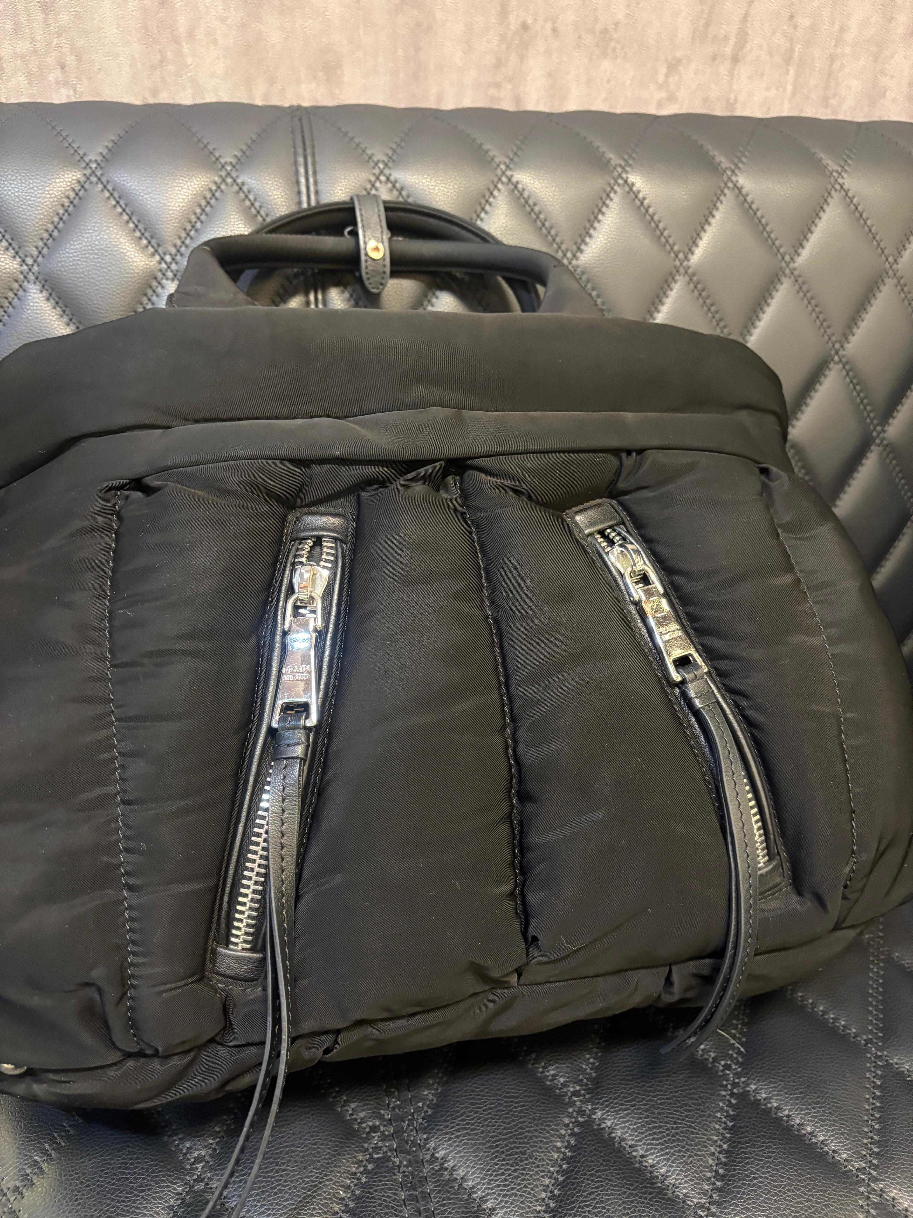 Prada, bomber in nylon tessuto nero, borsa grande Prada in vendita 8
