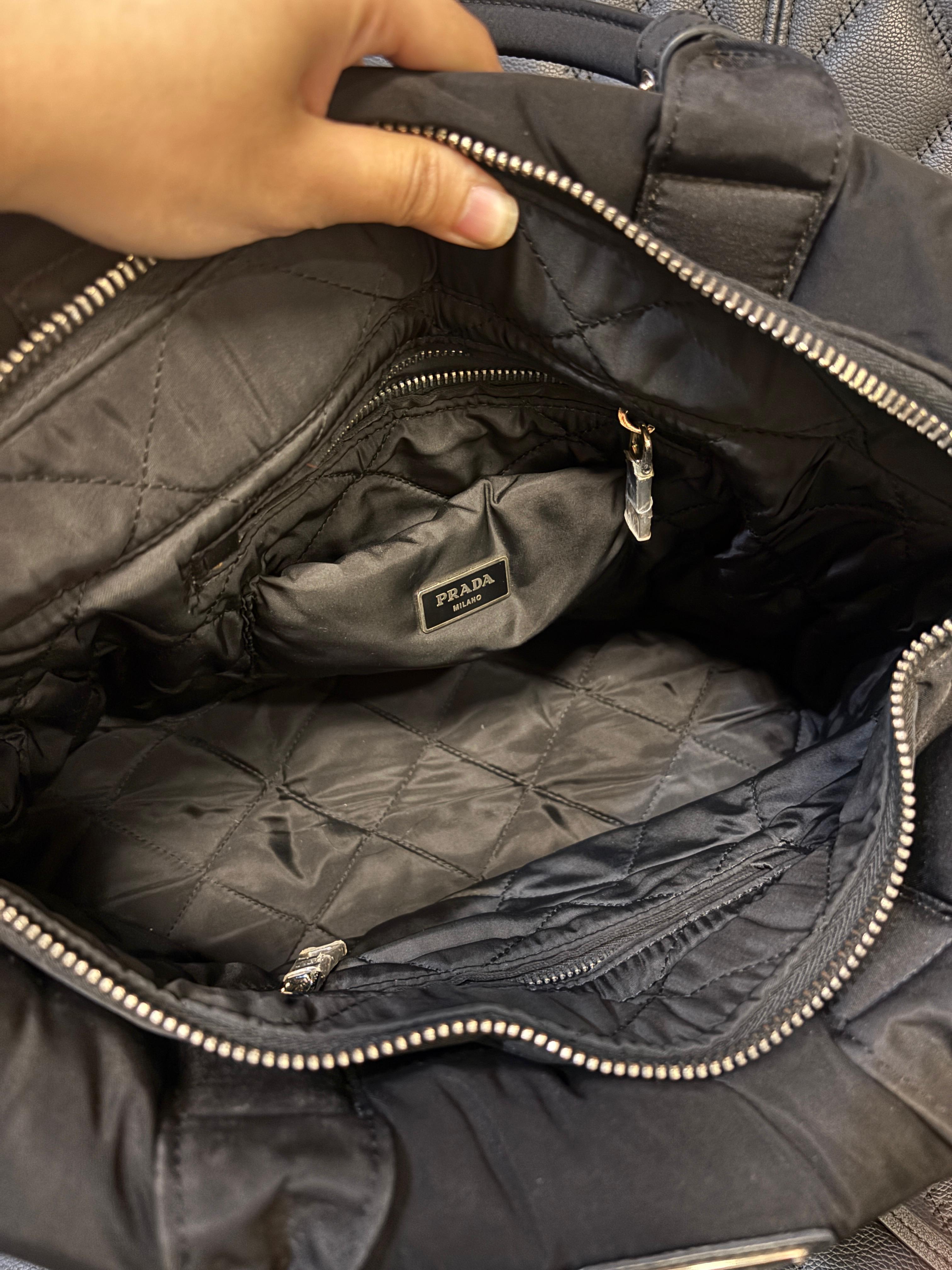 Prada, bomber in nylon tessuto nero, borsa grande Prada in vendita 9