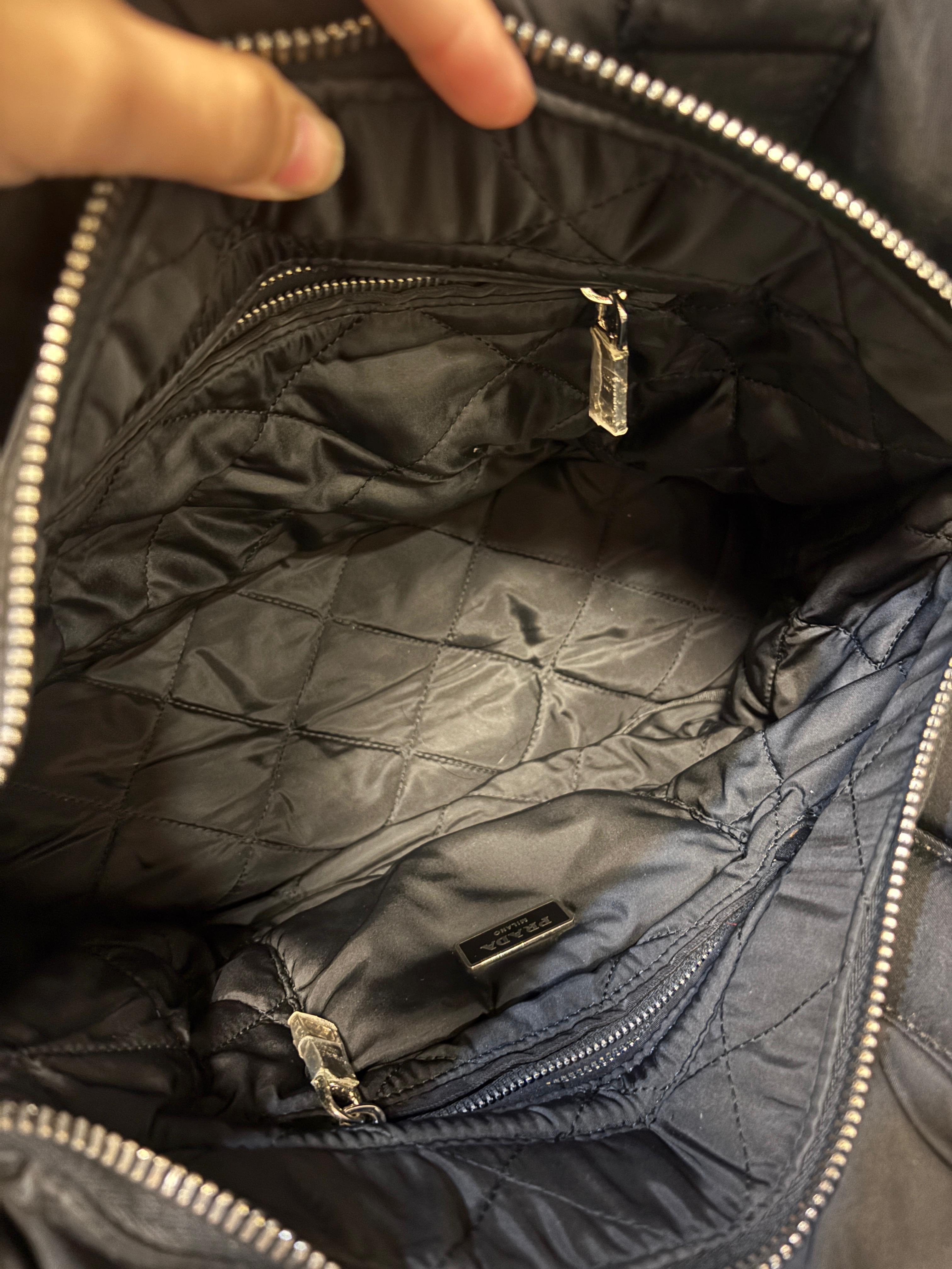 Prada, bomber in nylon tessuto nero, borsa grande Prada in vendita 10