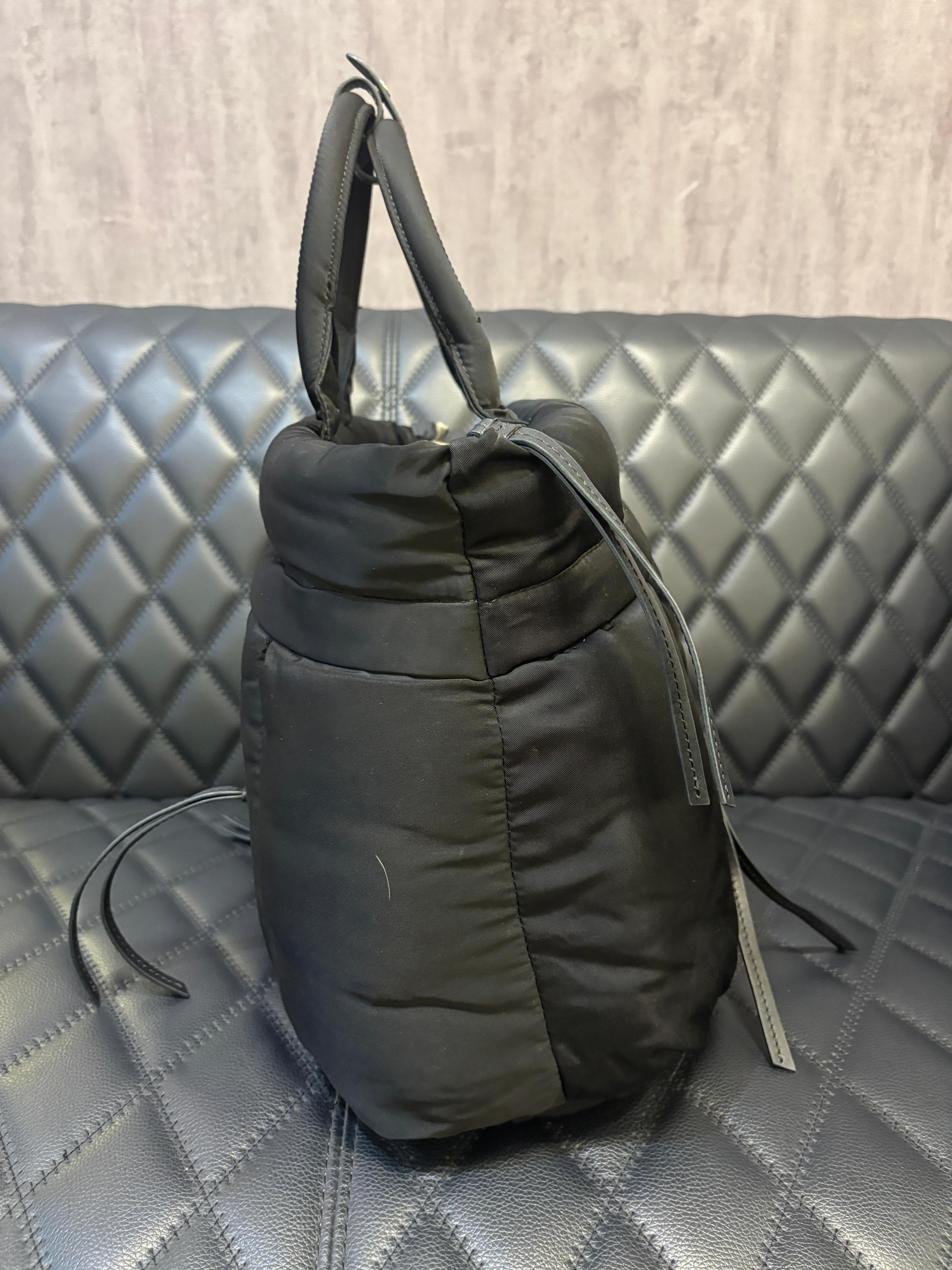 Prada, bomber in nylon tessuto nero, borsa grande Prada in vendita 11