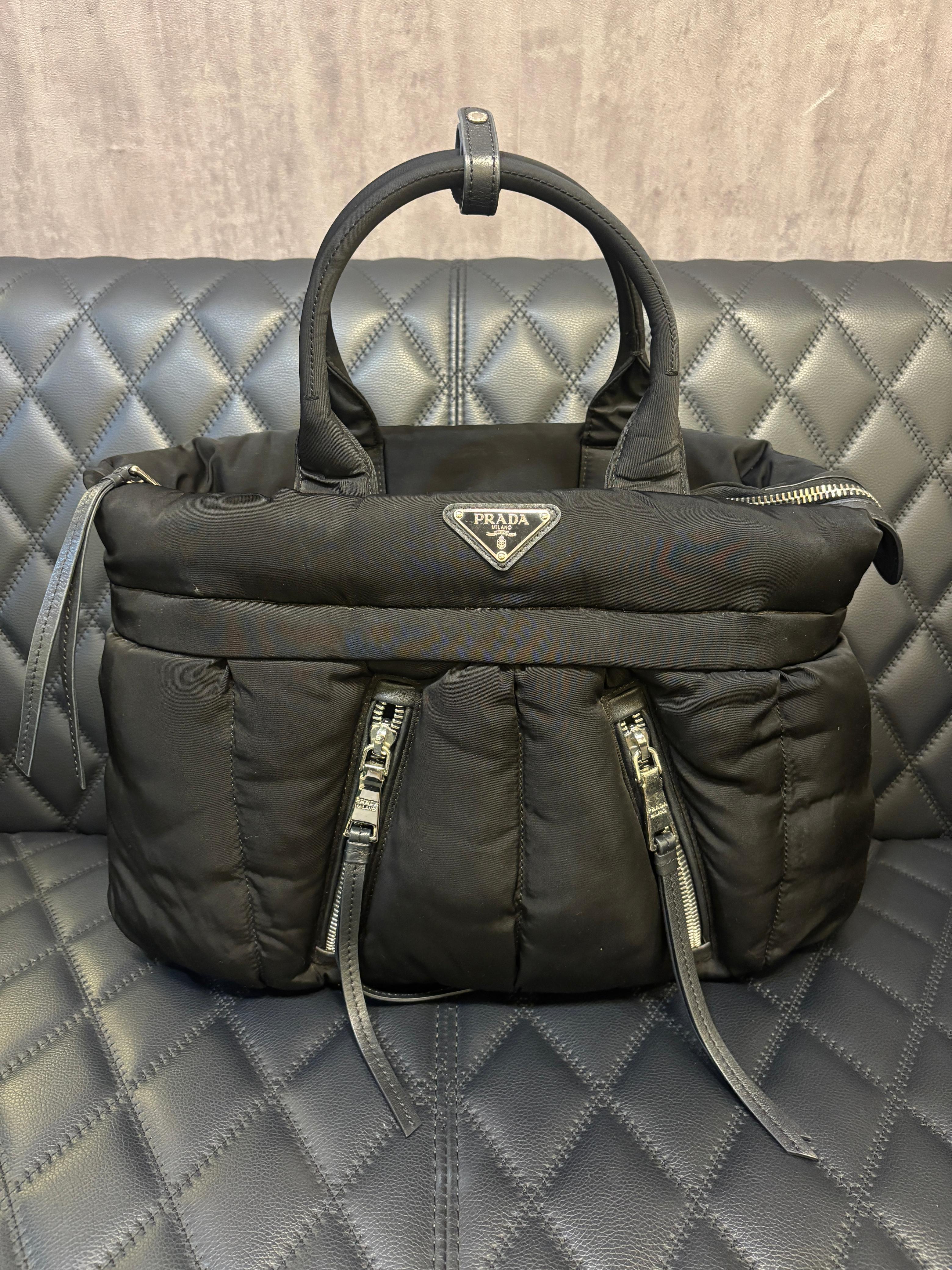 Prada, bomber in nylon tessuto nero, borsa grande Prada in vendita 12