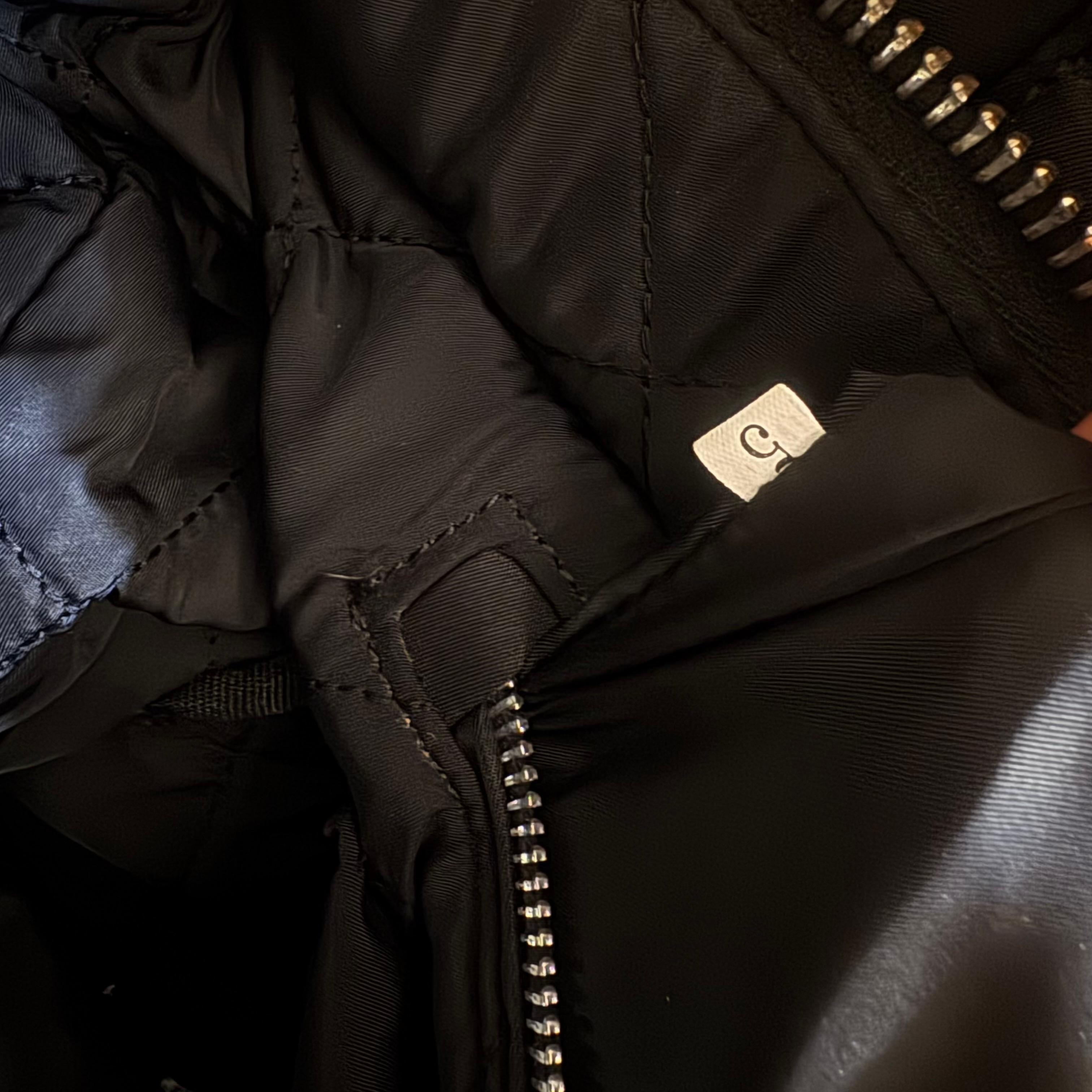 Prada, bomber in nylon tessuto nero, borsa grande Prada in vendita 13