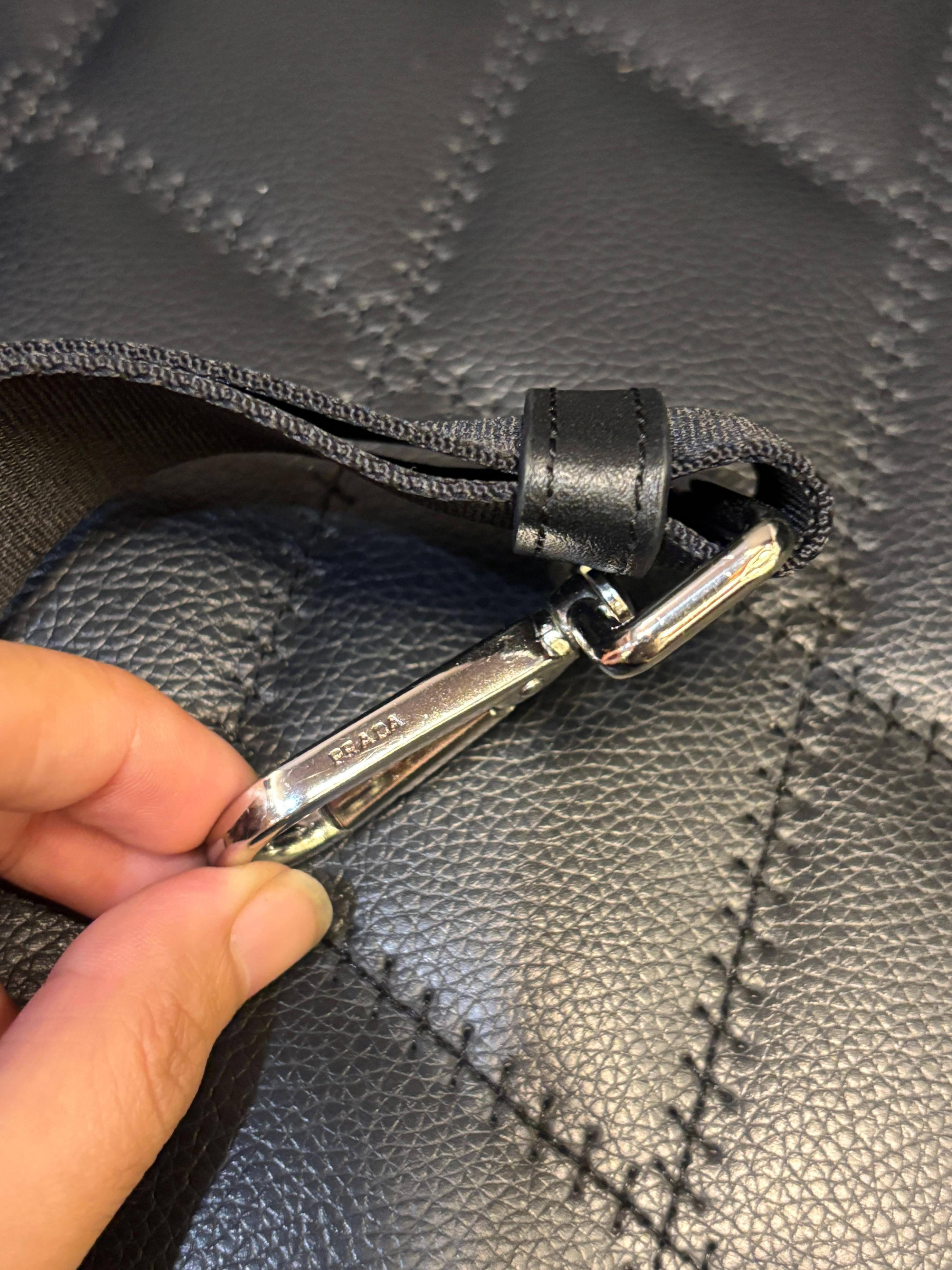 Nero Prada, bomber in nylon tessuto nero, borsa grande Prada in vendita