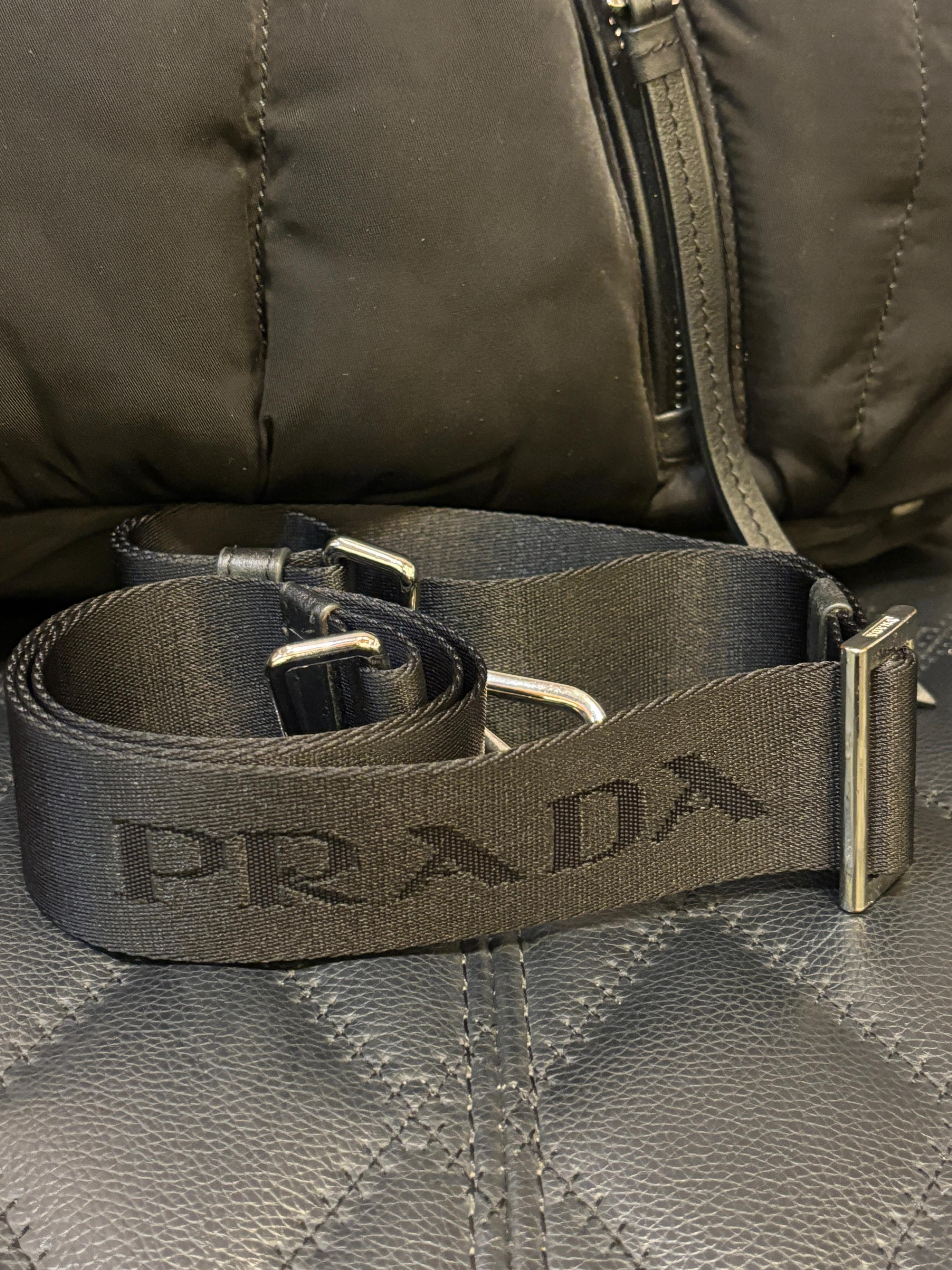Prada, bomber in nylon tessuto nero, borsa grande Prada In condizioni buone in vendita a Jakarta, Daerah Khusus Ibukota Jakarta