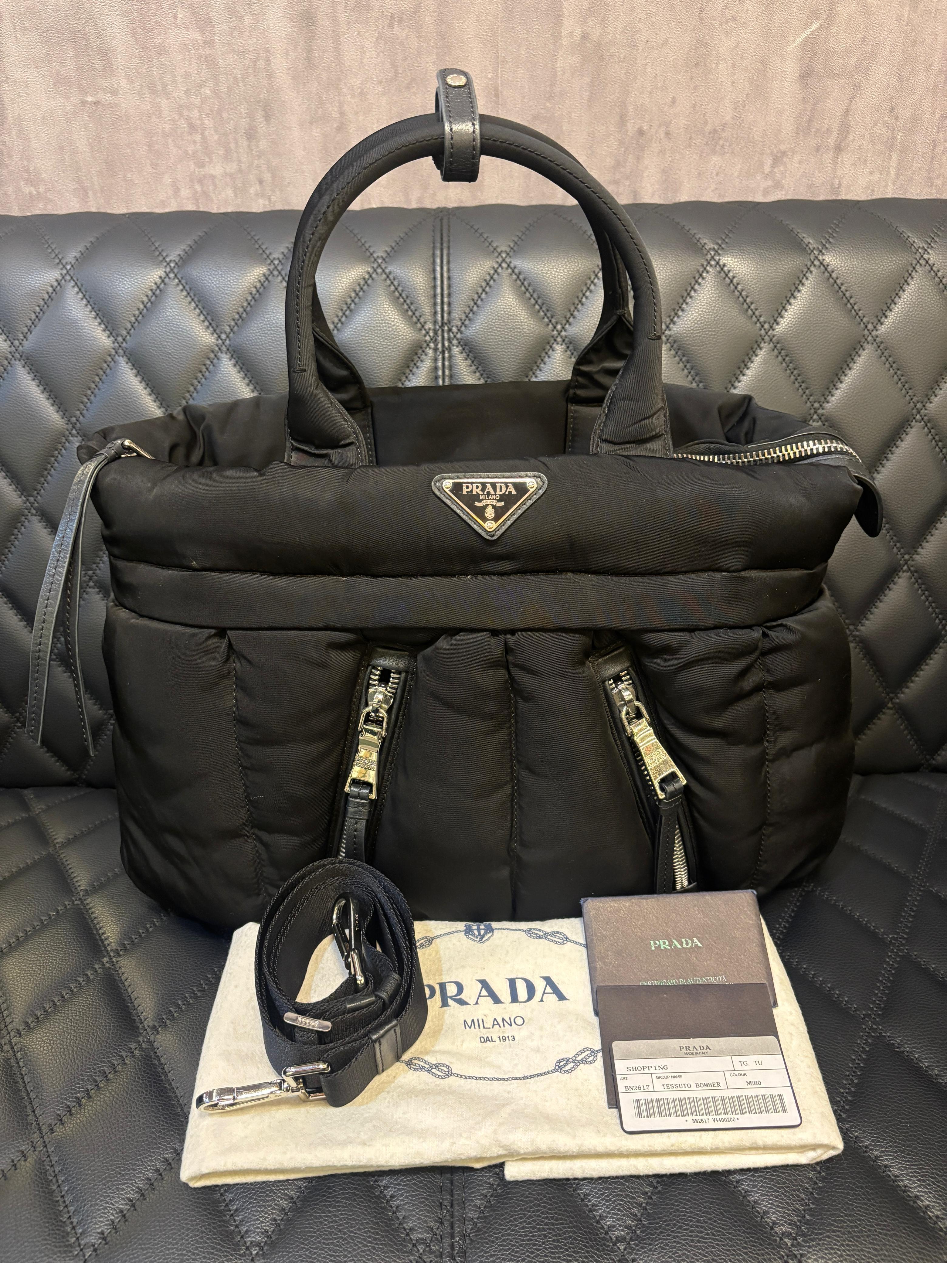 Prada, bomber in nylon tessuto nero, borsa grande Prada in vendita 1