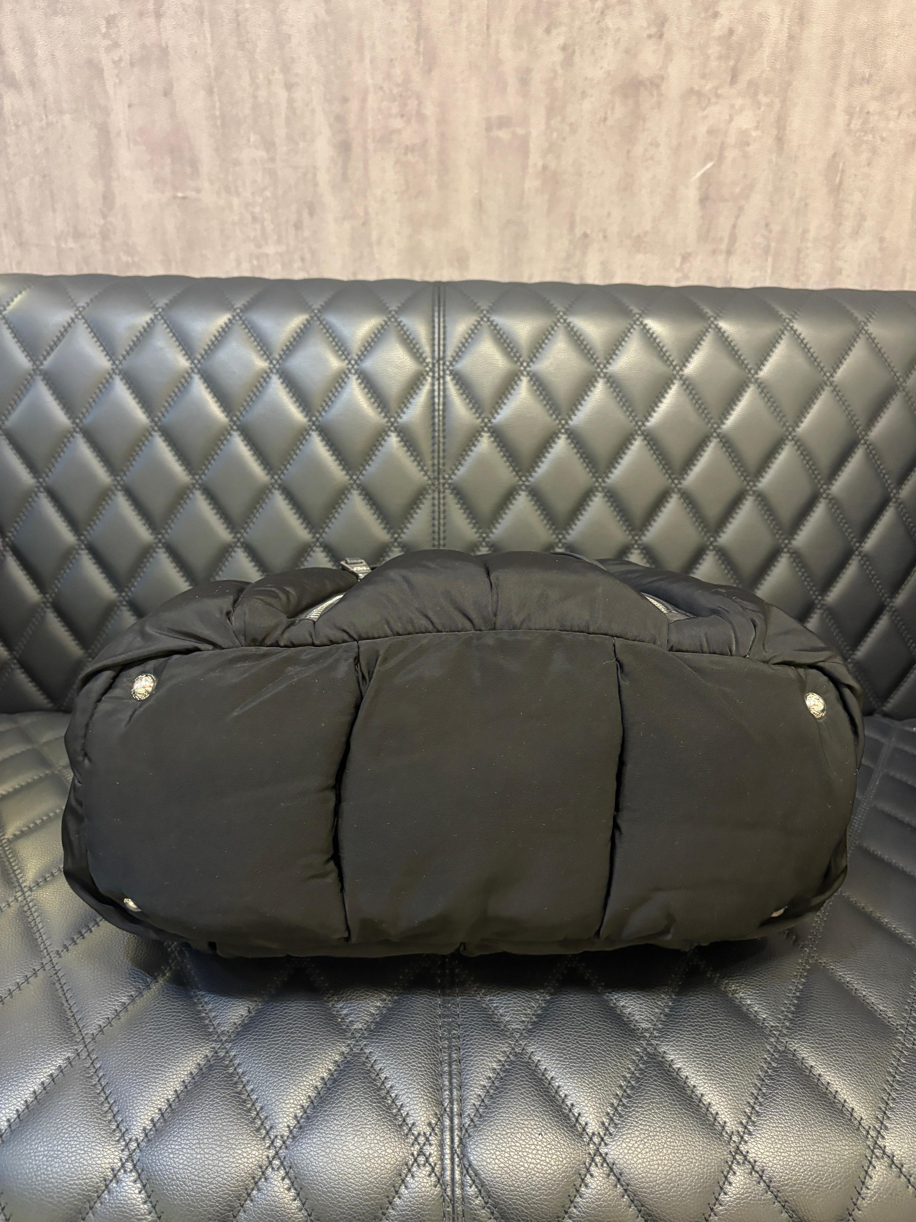 Prada, bomber in nylon tessuto nero, borsa grande Prada in vendita 2