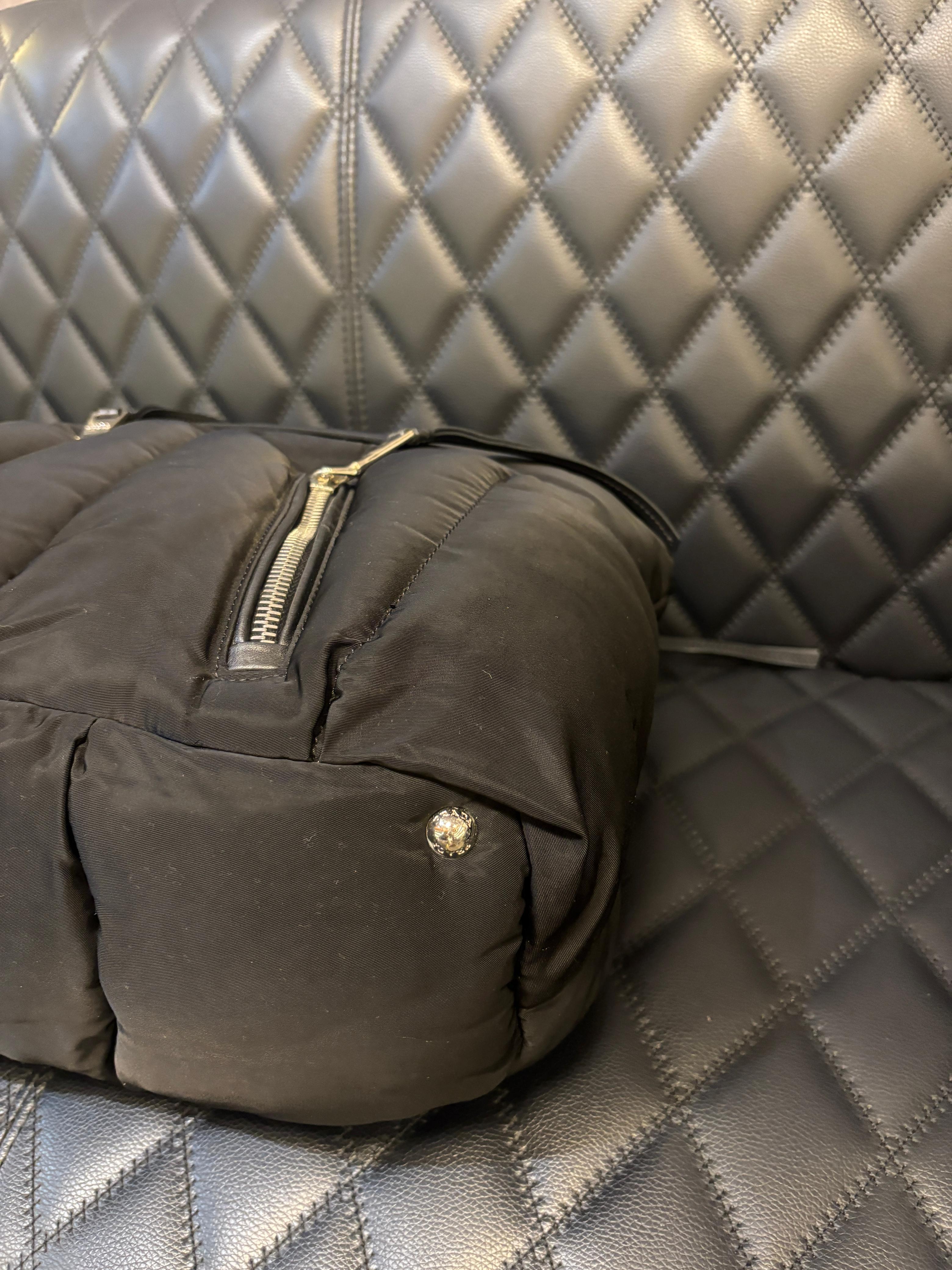 Prada, bomber in nylon tessuto nero, borsa grande Prada in vendita 3