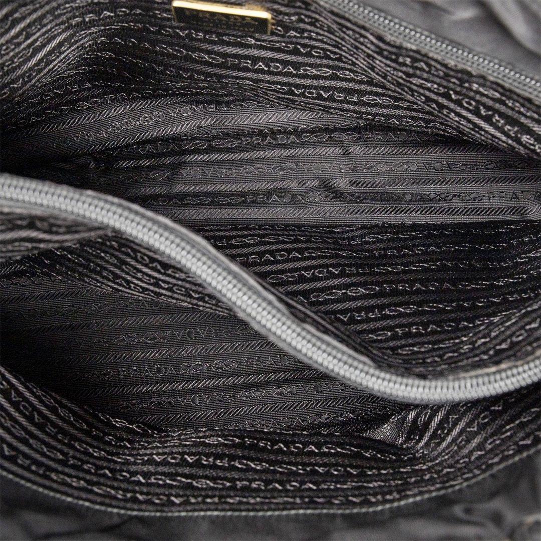 Prada - Fourre-tout classique en nylon Tessuto noir Unisexe en vente