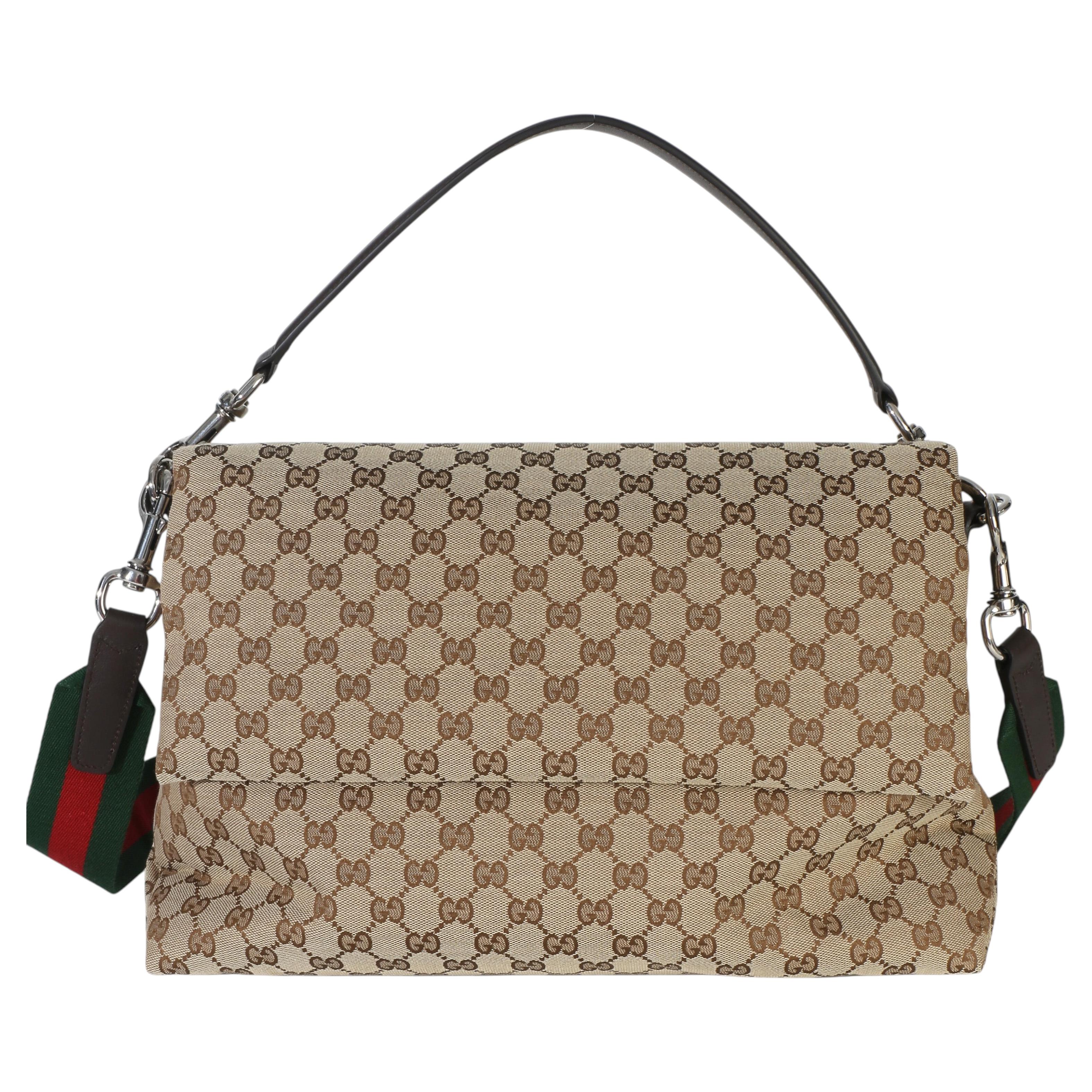 Grand sac à bandoulière Gucci en toile monogramme GG marron foncé en vente