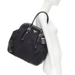PRADA Schwarze dreieckige Emaille-Logo-Siegel-Tragetasche aus schwarzem Tessuto- Nylon