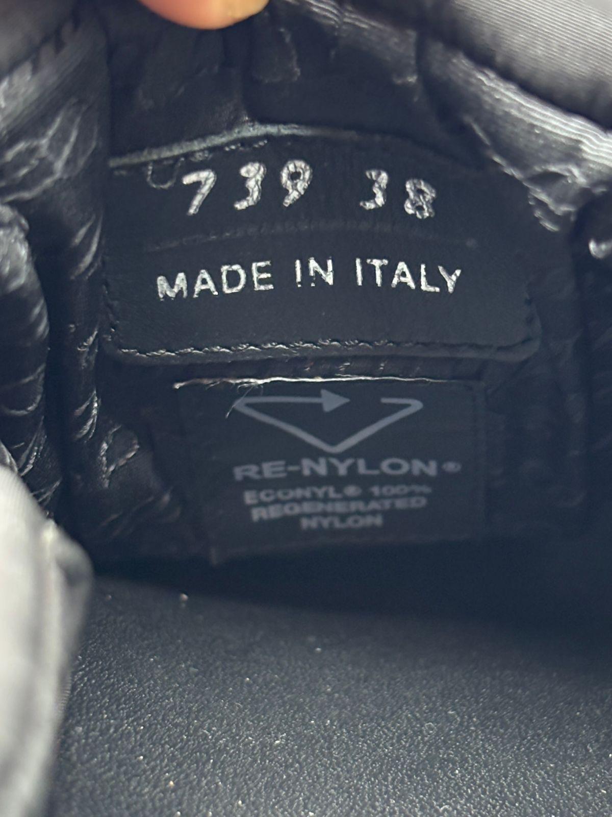 Sandali con logo a triangolo nero di Prada in vendita 7