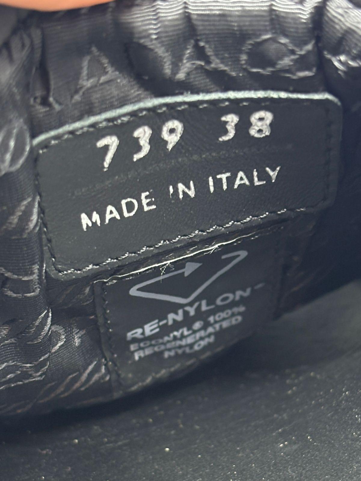 Sandali con logo a triangolo nero di Prada in vendita 9