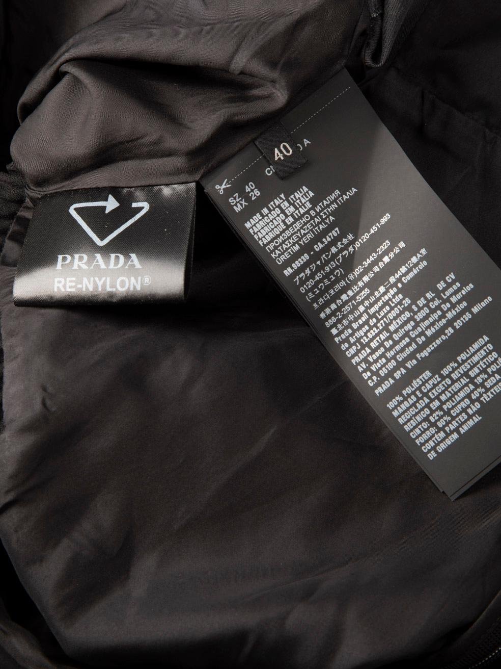Prada Schwarzer V-Ausschnitt mit Kapuze Re-Nylon Faltenrock Kleid Größe S im Angebot 3