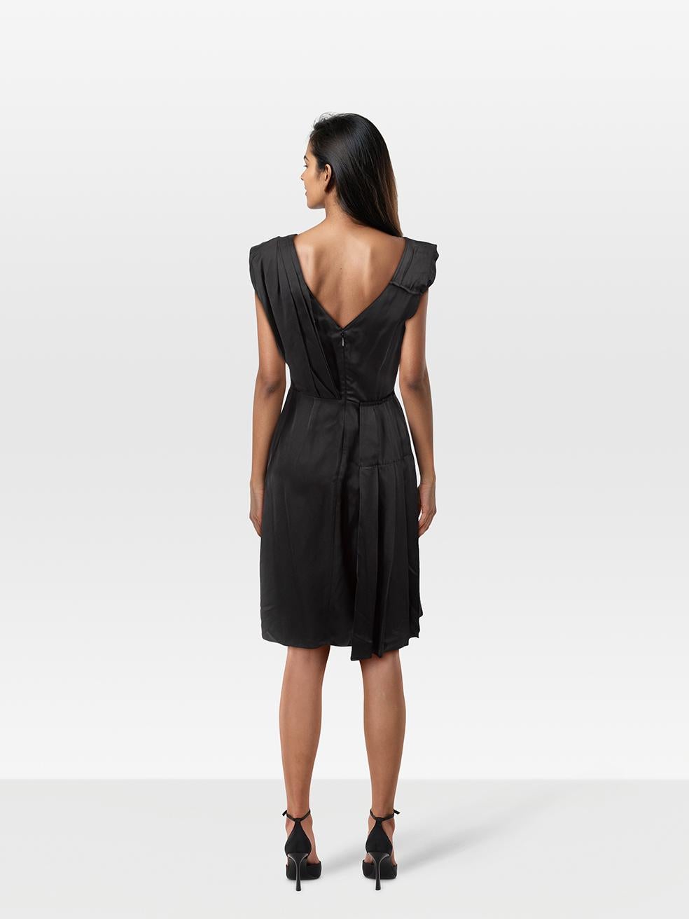 CONDITION is Very good. Minimal wear to the dress is evident. Scratching to the zipper pull on the centre back. Pluck to the weave on the lower front and upper back and the brand label is loose on this used Prada designer resale item.
 
 
 
