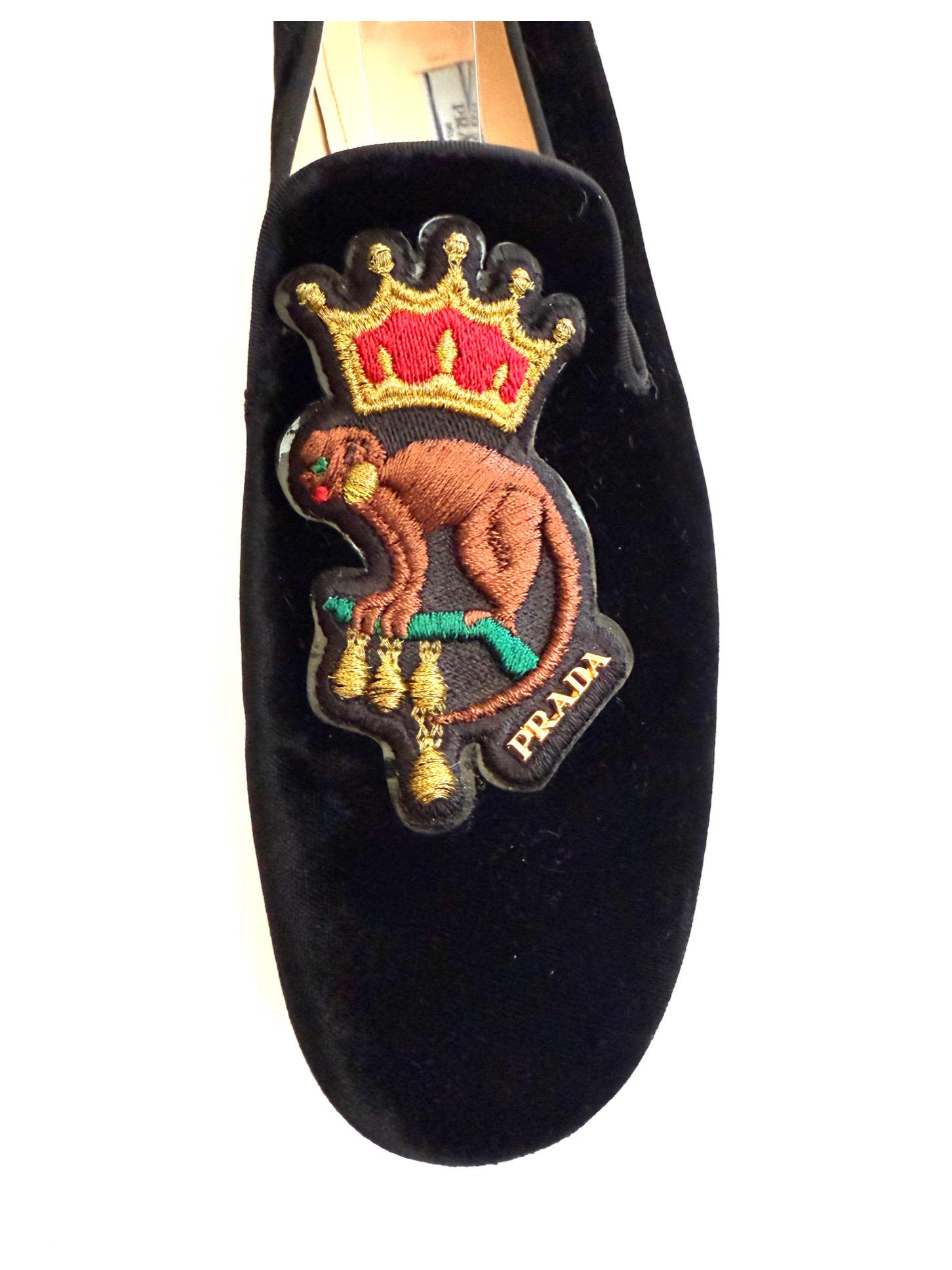 Nero Prada Mocassini in velluto nero con stemma ricamato, Autunno/Inverno 2016, misura 37,5 in vendita