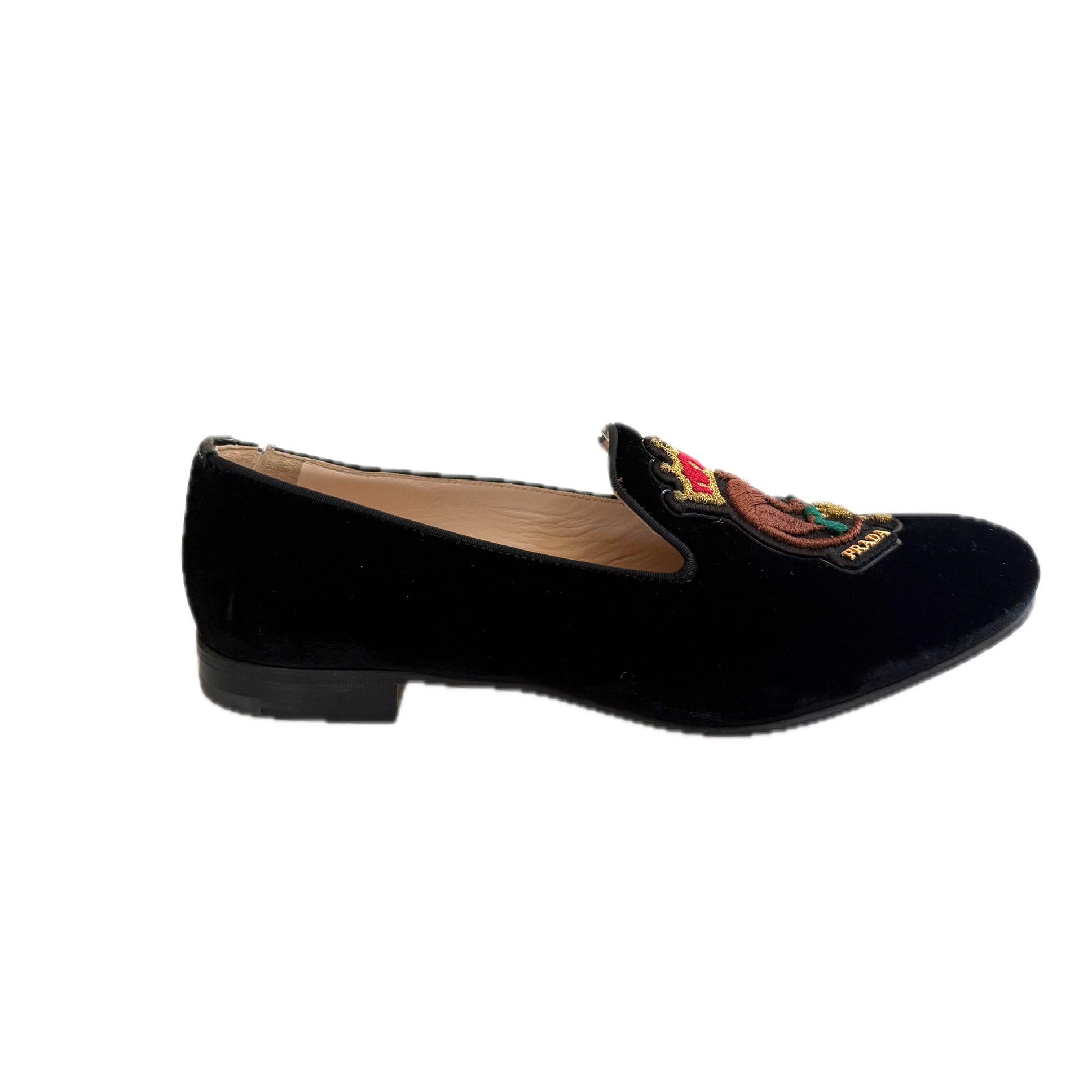 Prada Mocassini in velluto nero con stemma ricamato, Autunno/Inverno 2016, misura 37,5 In condizioni buone in vendita a Woodland Hills, CA