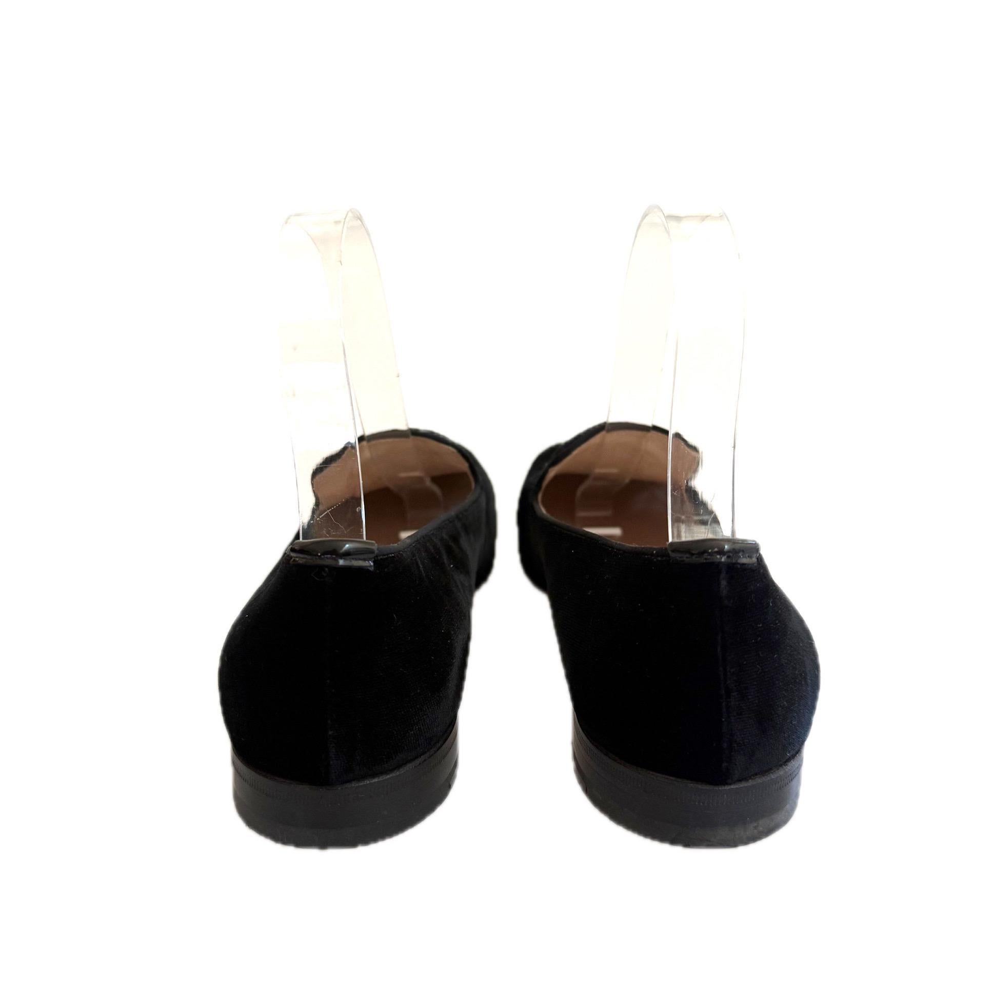 Prada Mocassini in velluto nero con stemma ricamato, Autunno/Inverno 2016, misura 37,5 in vendita 1