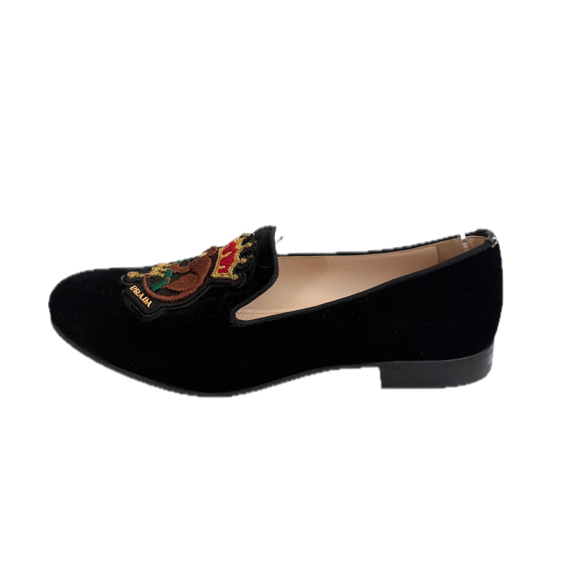 Prada Mocassini in velluto nero con stemma ricamato, Autunno/Inverno 2016, misura 37,5 in vendita 2