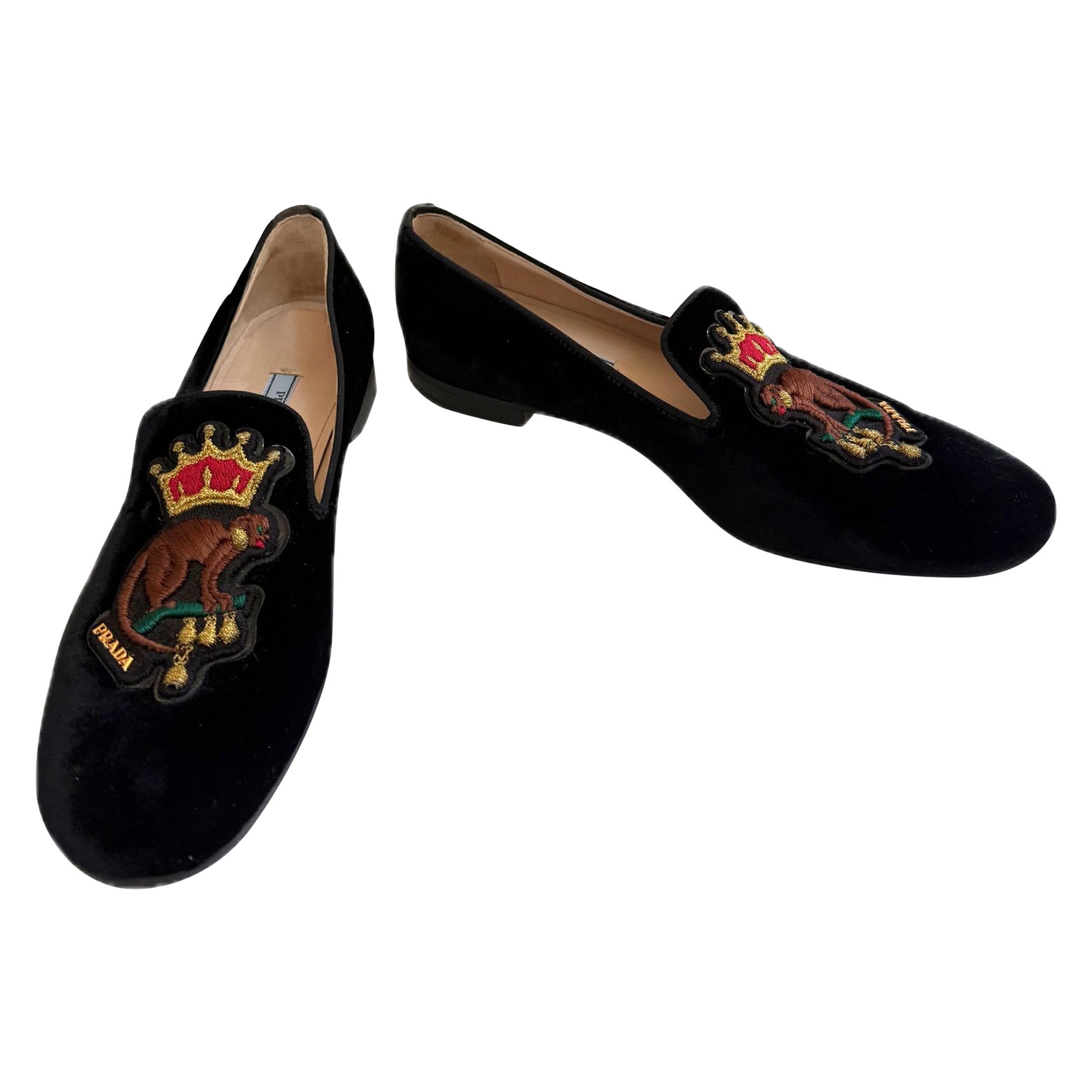 Prada Mocassini in velluto nero con stemma ricamato, Autunno/Inverno 2016, misura 37,5 in vendita