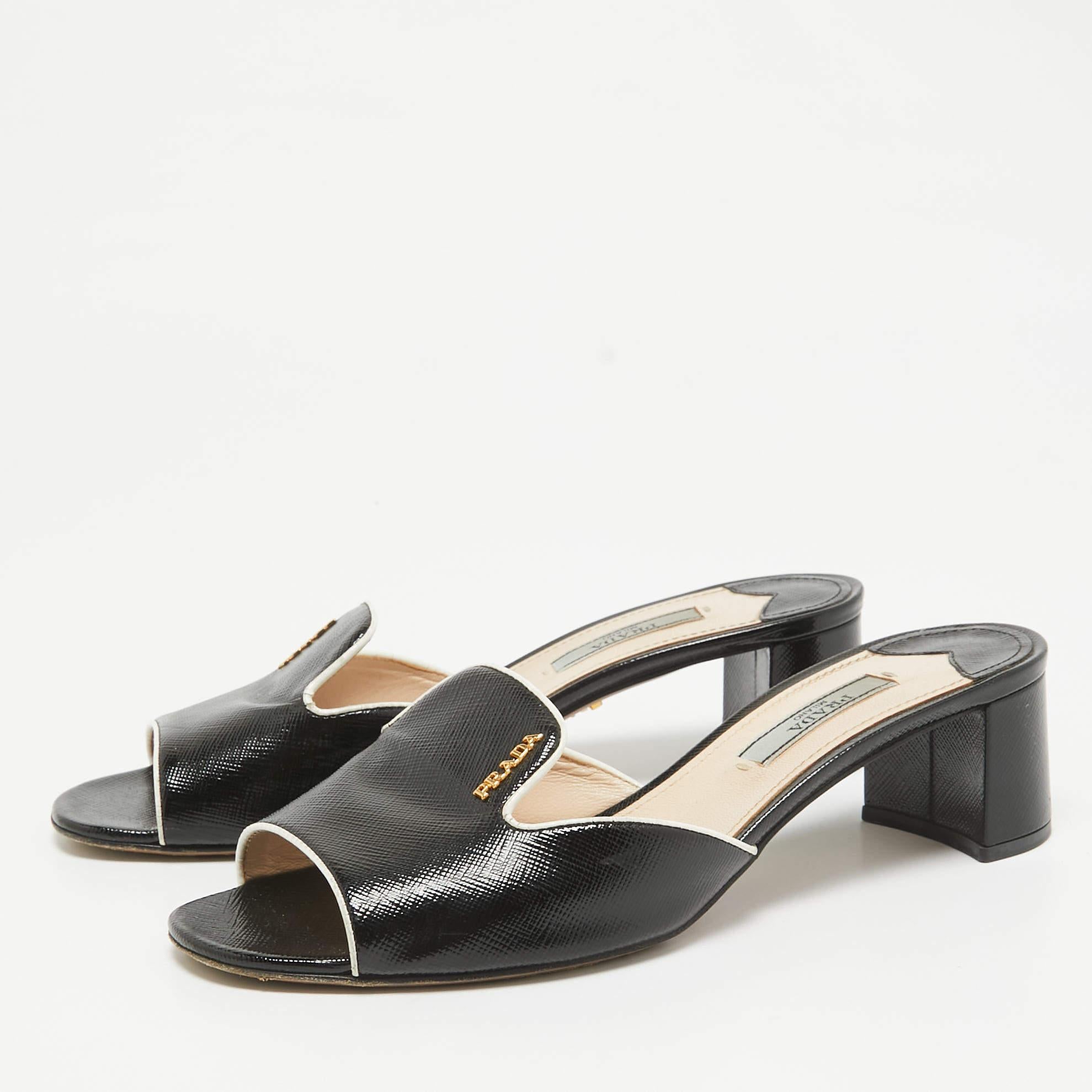 Confort  luxe  Elles sont réalisées en cuir Saffiano et ornées d'un logo doré sur l'empeigne. Les diapositives  avec des chaussures à talons  sont faites pour votre style décontracté.