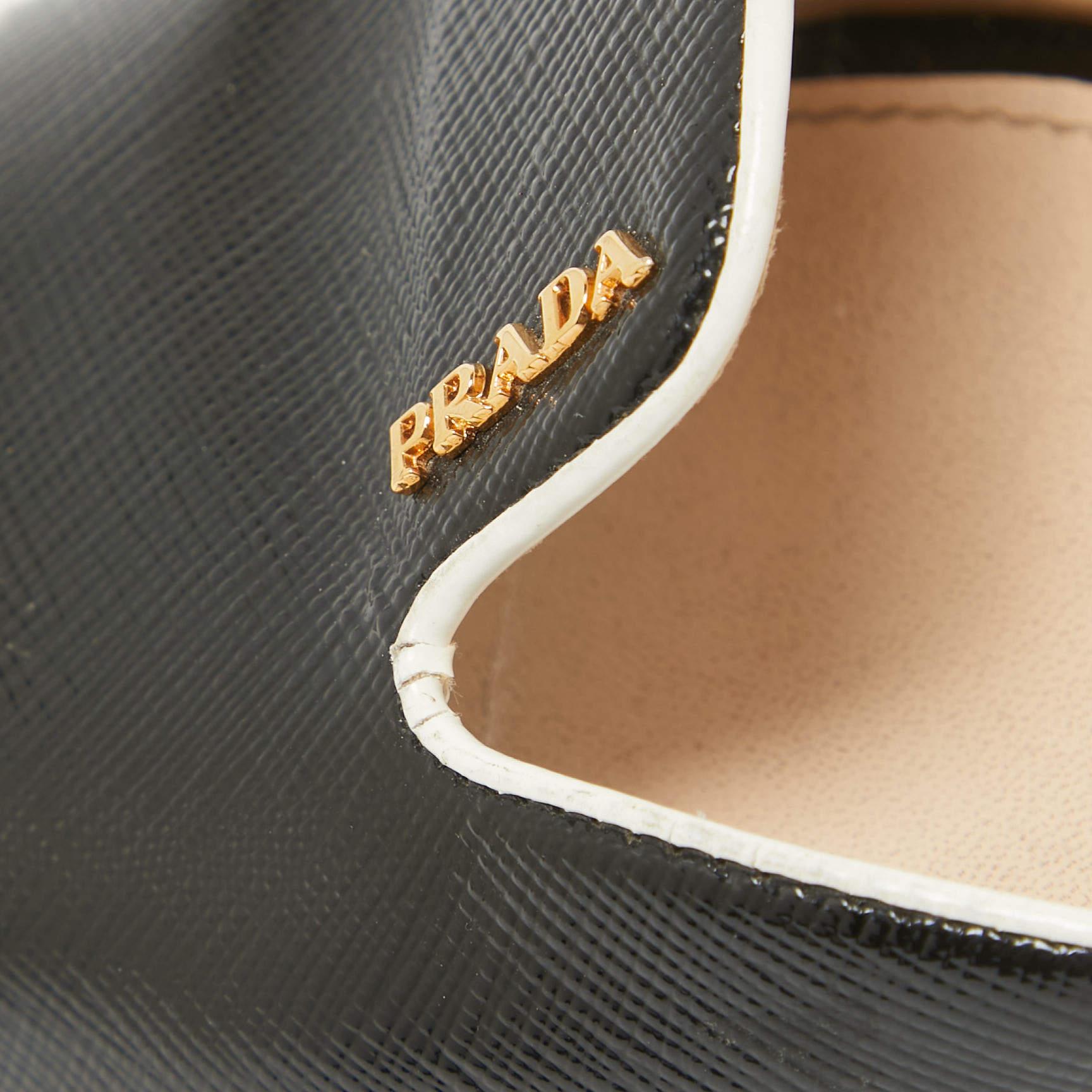 Prada Noir Vernice Saffiano Leather Slide Sandals Size 36.5 Bon état à Dubai, Al Qouz 2