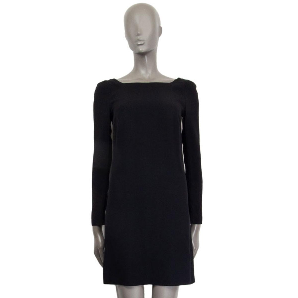 authentique robe Prada à manches longues en acétate (74%) et viscose (26%) noir avec un décolleté profond dans le dos. S'ouvre avec une fermeture à glissière dans le dos et a une fermeture à glissière cachée sur le poignet. A été porté et est en