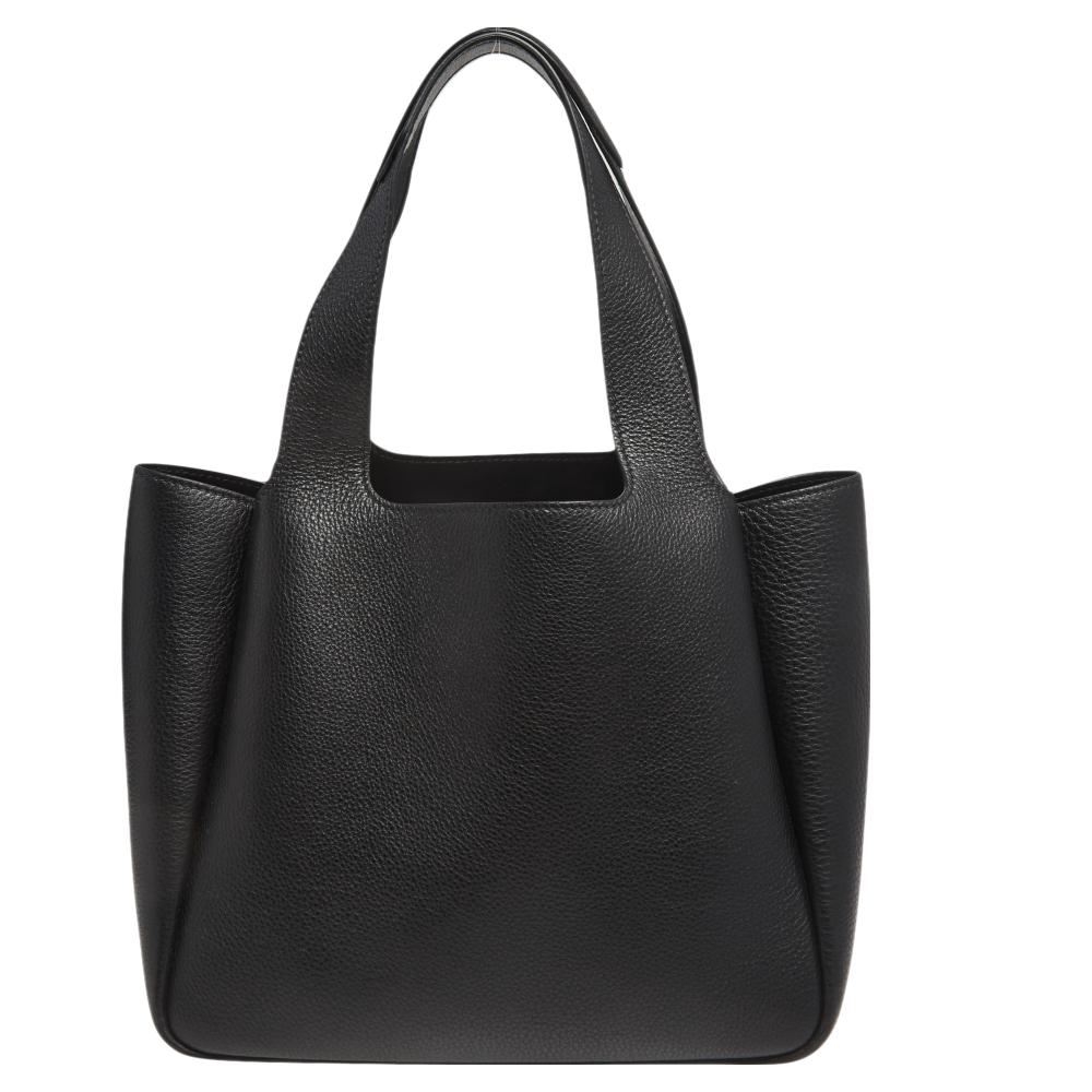 This Dynamique tote by Prada in Vitello Daino leather is elegantly held by two top handles. Perfect for daily use, the tote is sized to store your necessities well, and the front comes flaunting the brand logo.

Includes: Original Dustbag, Original