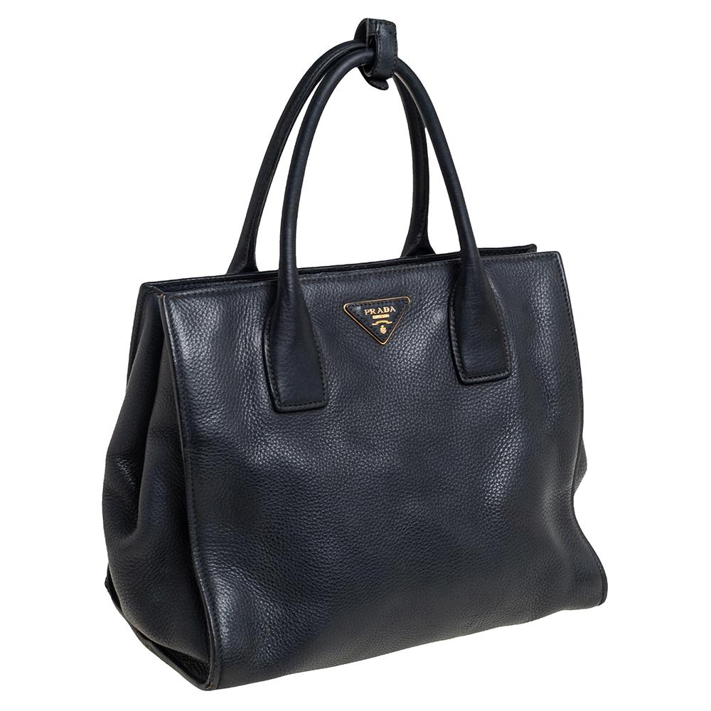 Prada Schwarz Vitello Daino Leder Seite Snap Tote im Zustand „Gut“ in Dubai, Al Qouz 2