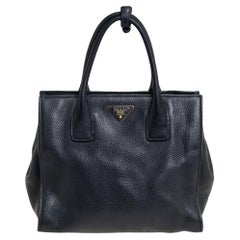 Prada Vitello Daino Ledertasche mit seitlichem Schnappverschluss in Schwarz