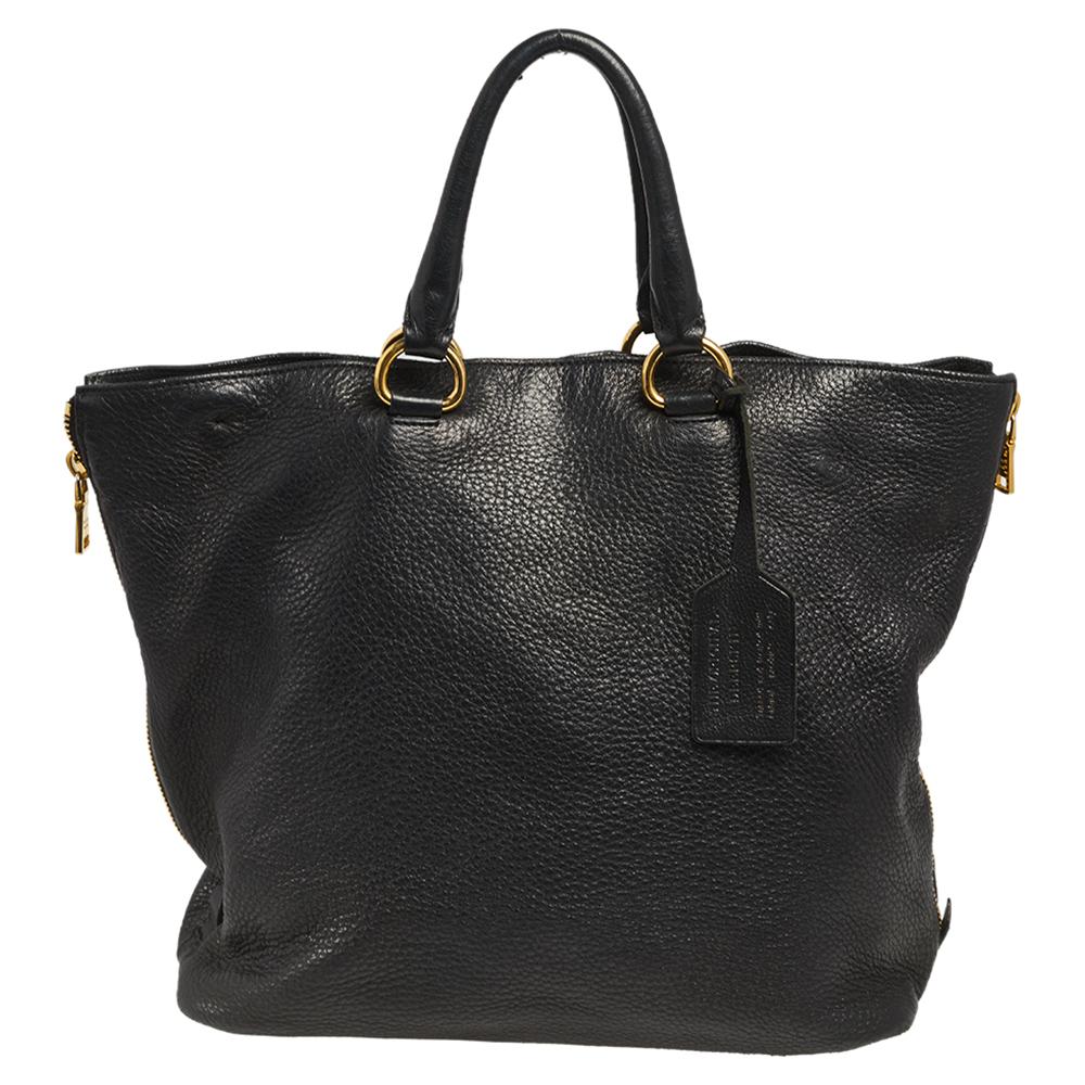 Infused with a combination of class and functionality, this tote from Prada is here to set new standards in fashion. The exterior is created using black Vitello Daino leather. In addition, the front is embellished with a gold-toned logo accent. This