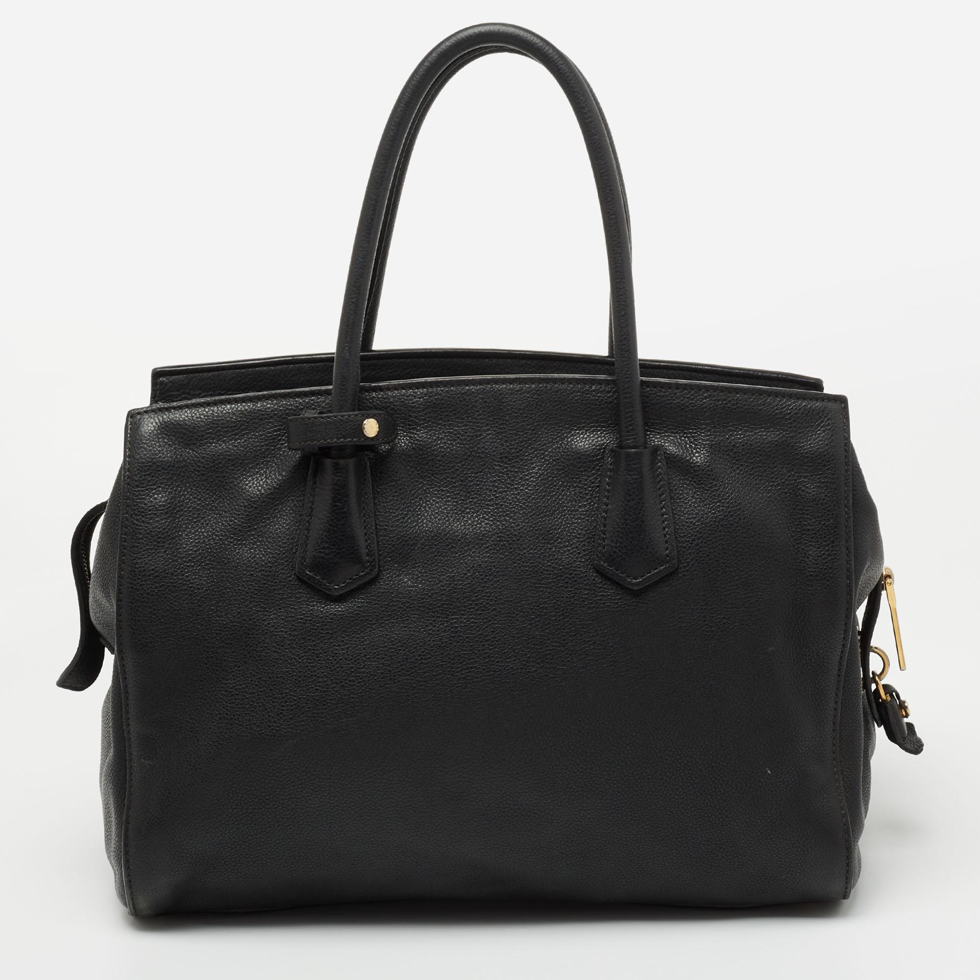 Be it your daily commute to work, shopping sprees, and vacations, a tote bag will never fail you. This designer creation is made to last and assist you in your fashion-filled days.

Includes: Padlock and Key