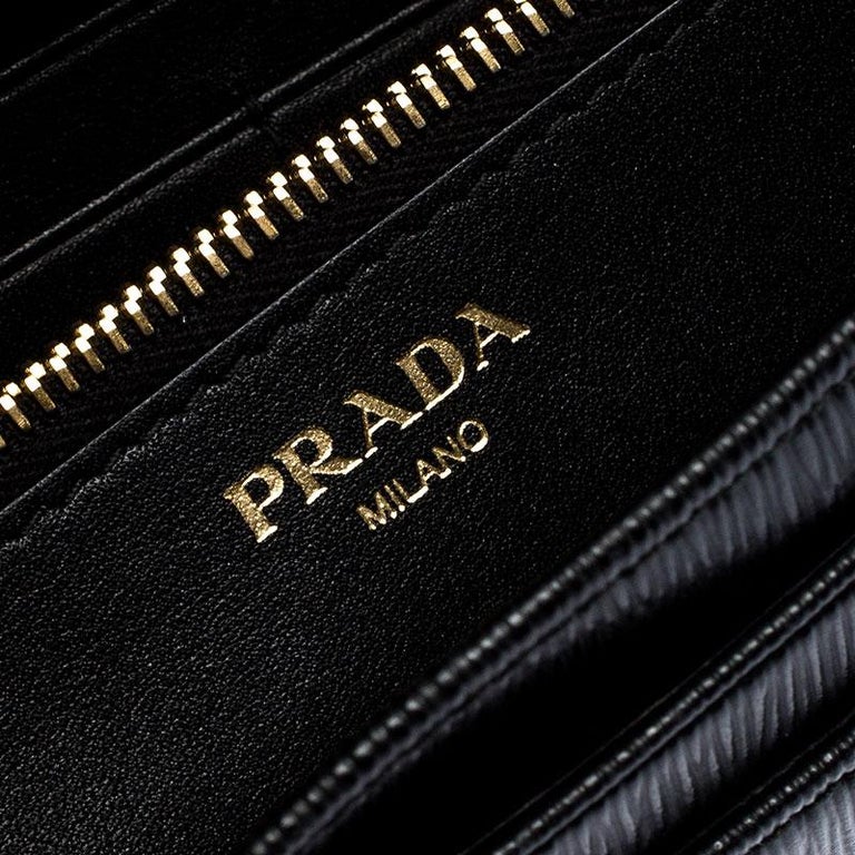 Prada Black Vitello Move Leather Borsa Portafoglio Chain Bag For Sale at  1stDibs | prada borsa portafoglio, borsa portafoglio prada, prada crystal  borsa
