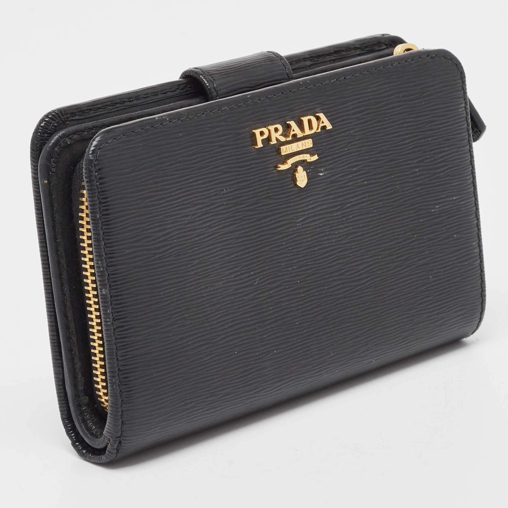 Compact and stylish, this wallet will be your favorite grab-and-go companion. Designed from quality materials, its interior is divided into different compartments to store your cards and cash perfectly.

