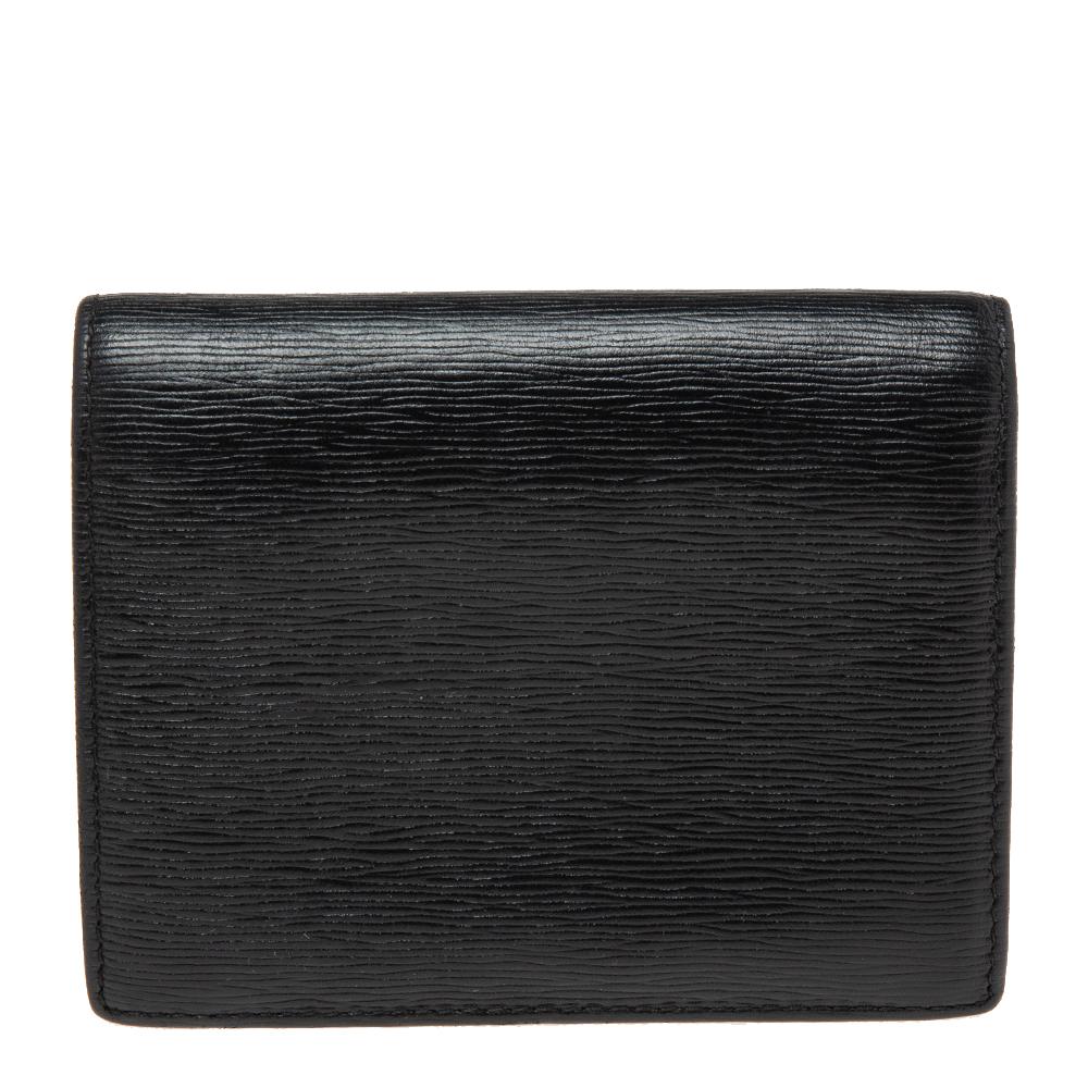 Keep your everyday belongings safe in this wallet from the House of Prada. It is designed using black Vitello Move leather, with a logo placed on the front. It features a nylon-leather interior and gold-tone hardware. Add this stunning accessory to