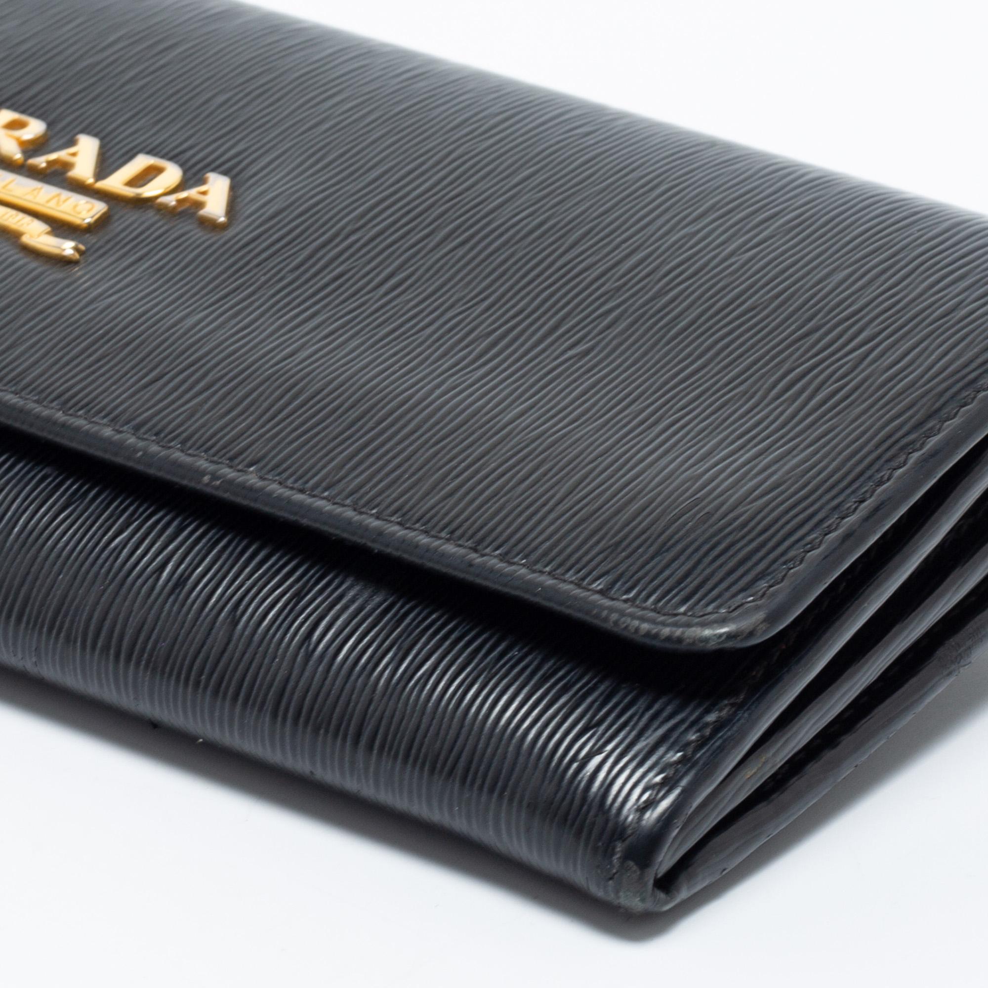 Prada Black Vitello Move Leather Wallet on Chain In Good Condition In Dubai, Al Qouz 2
