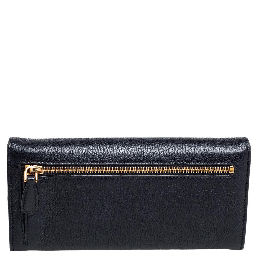 Basic essentials can be carried effortlessly in this black Prada continental wallet. Crafted from Vitello Phenix leather, the flap-style wallet features the brand detail at the front and inside. It has multiple card slots, open compartments, and a