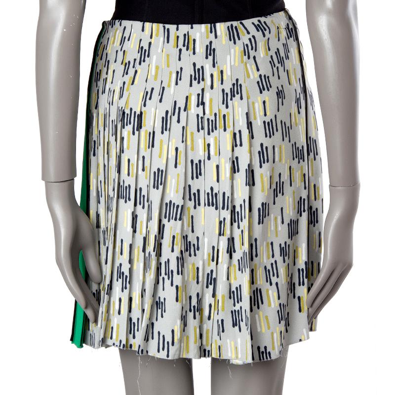 Prada striped pleated skirt in emerald, black, off-white, light taupe, yellow, and olive fabric. Closes with two hidden snaps and one hook on the side. Unlined. Has been worn and is in excellent condition.

Tag Size 44
Size L
Waist 80cm