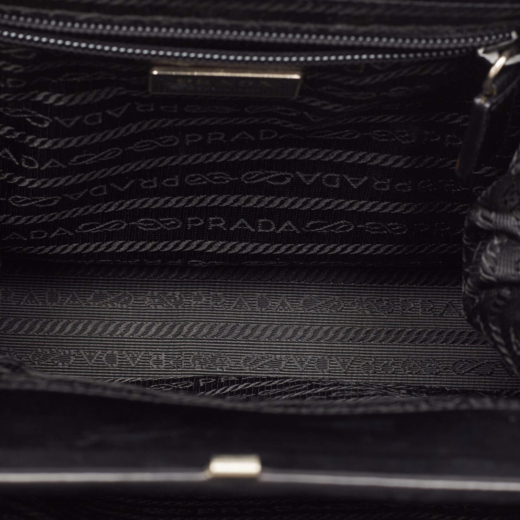 Prada Schwarz/Weiße Tasche mit Lacklederrahmen und Henkel oben 4