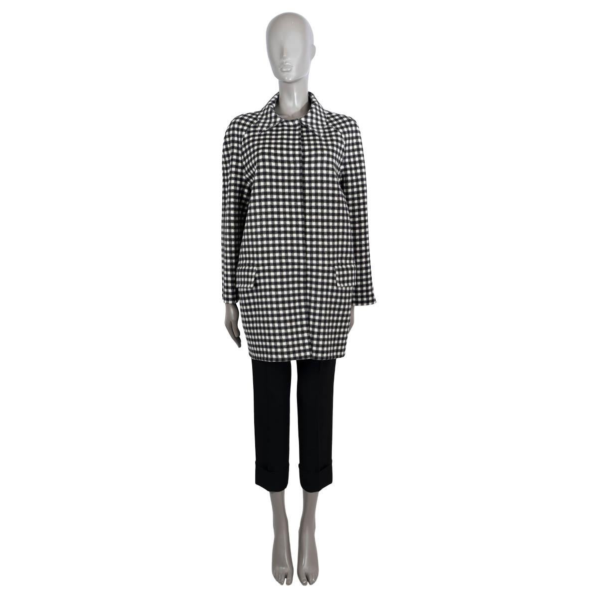 100% authentic Prada gingham coat in black and white wool (100%). Features two flap pockets and raglan sleeves (sleeve measurement taken from the neck). Closes with concealed snap-buttons. Unlined. Has been worn and is in excellent