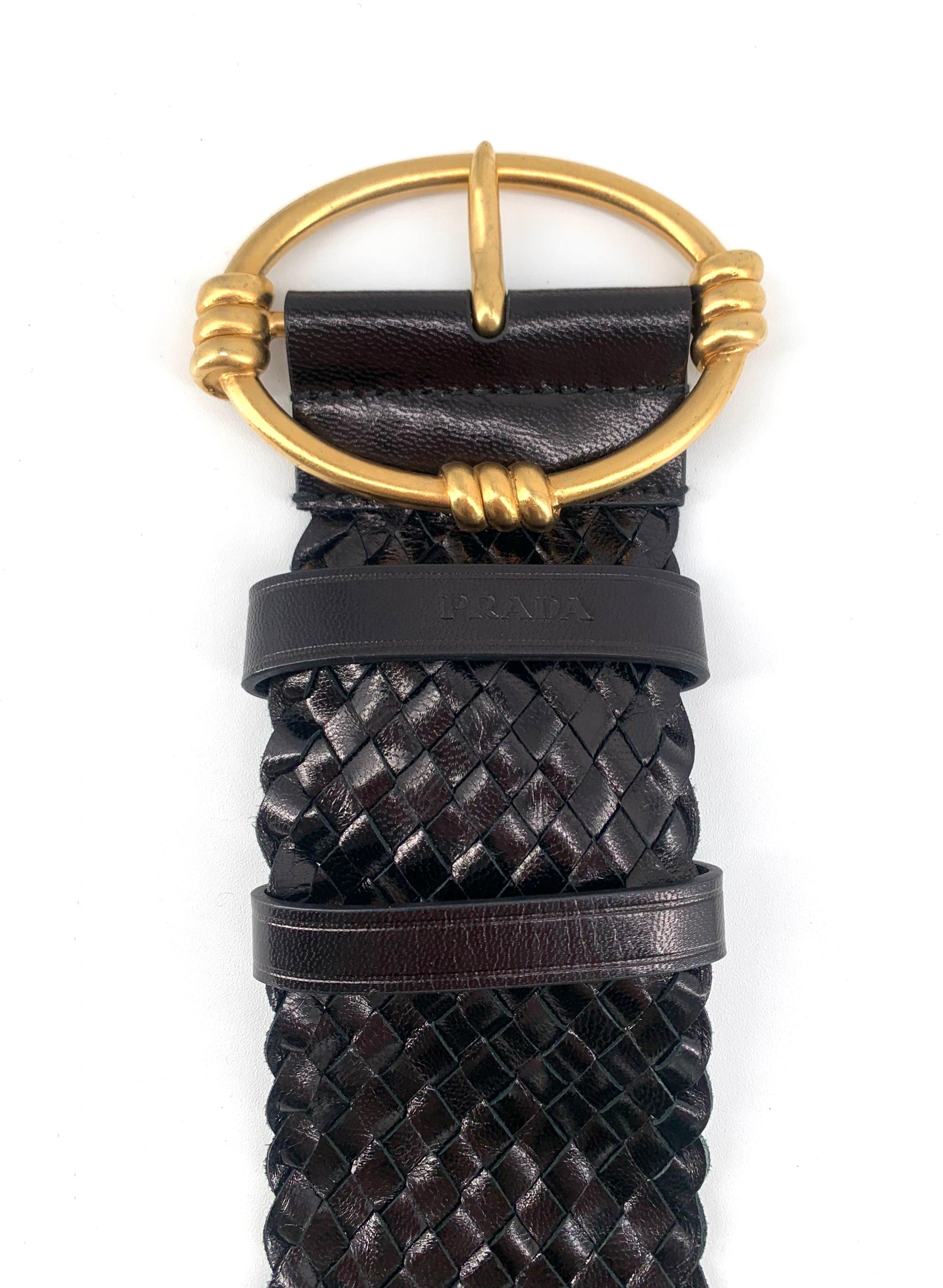 Cintura intrecciata in vernice nera lucida di Prada. Fibbia dorata. La fibbia si fissa tra i fili di pelle, quindi la misura è regolabile. Circa anni 2000.  Un accessorio senza tempo per completare qualsiasi guardaroba. Condizioni eccellenti, non