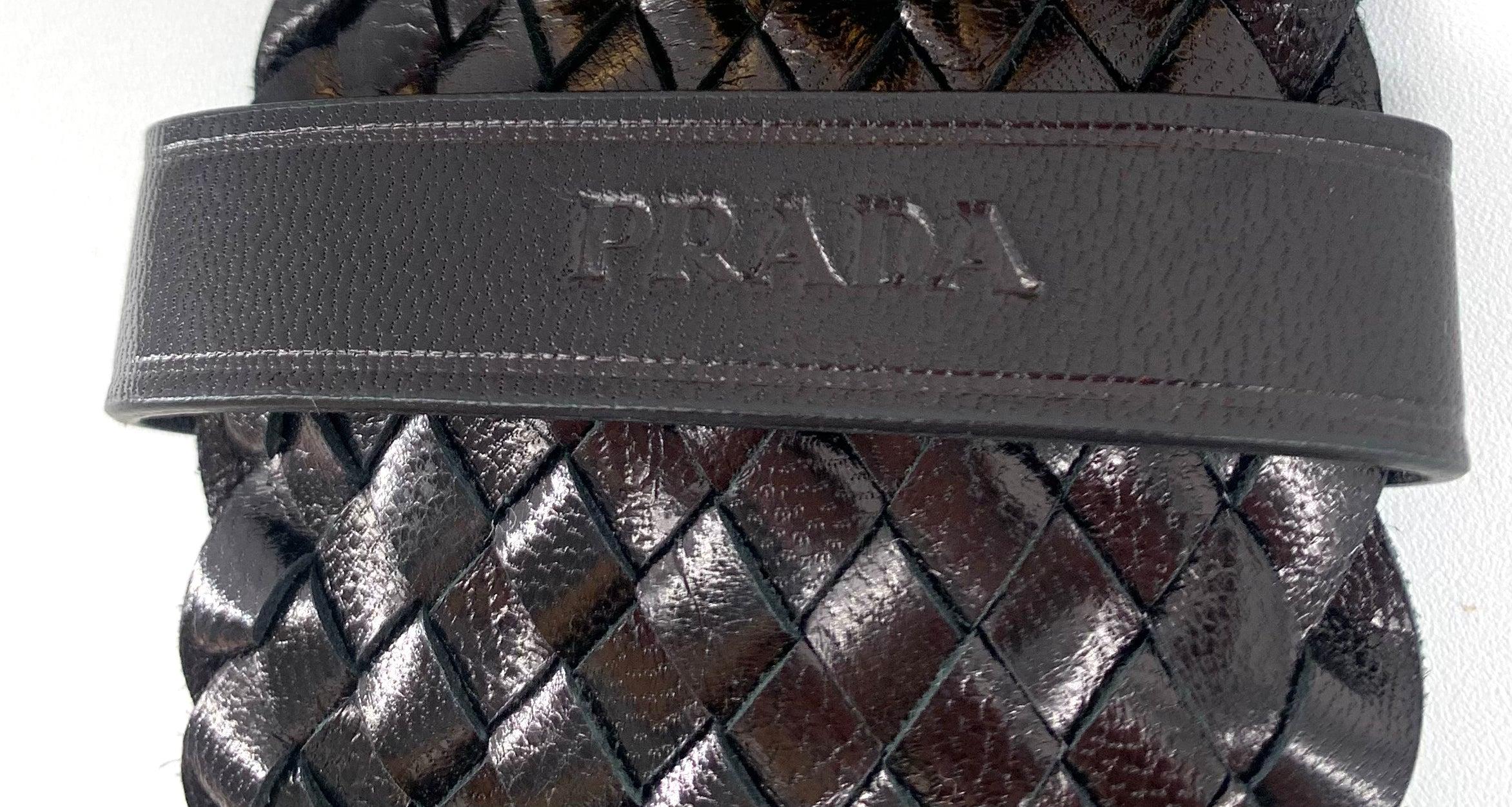 PRADA Cintura nera larga in pelle intrecciata con fibbia dorata, anni 2000 In condizioni Nuovo in vendita a Los Angeles, CA