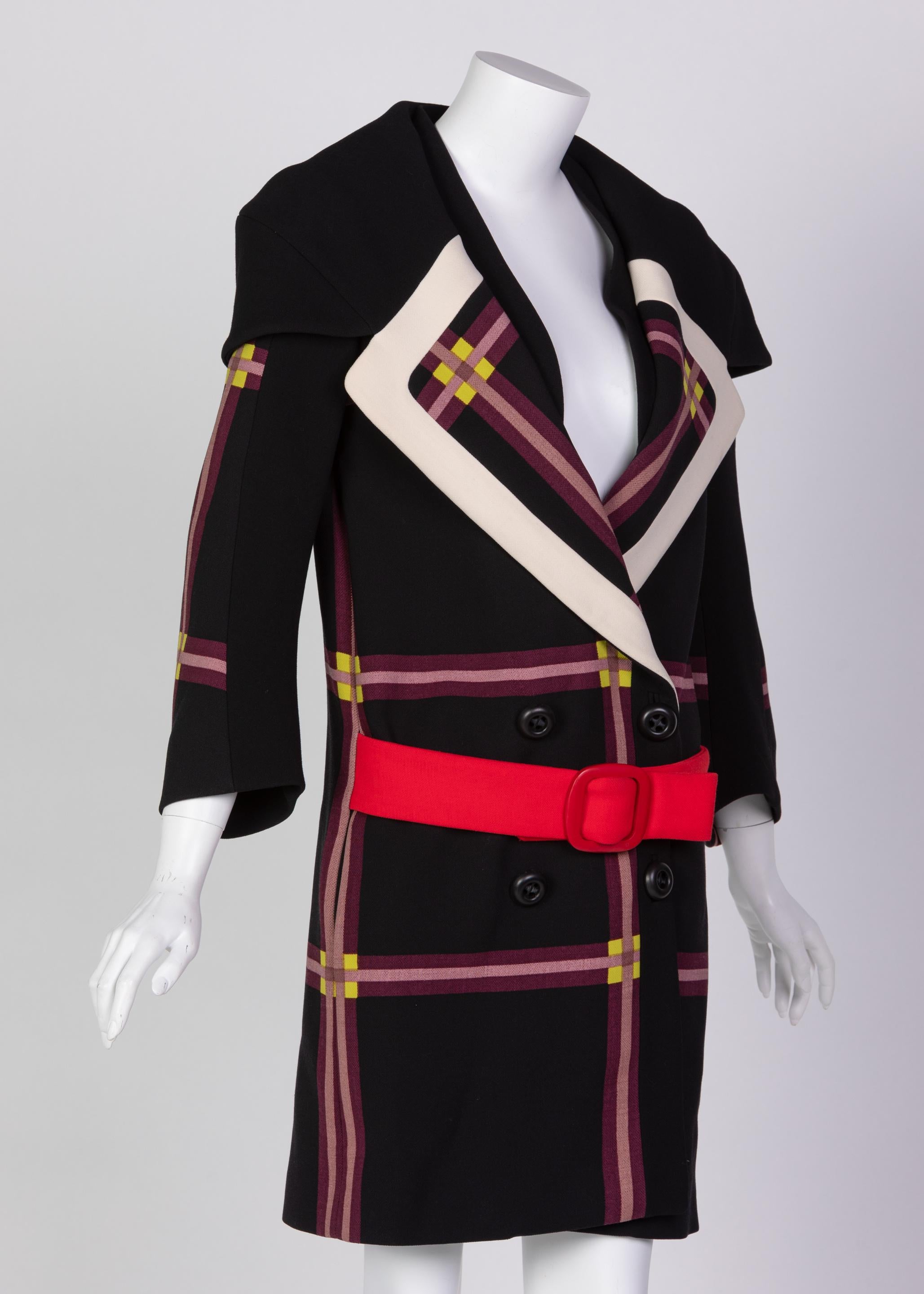 Prada - Manteau en laine à carreaux noirs avec ceinture rouge Runway 2011 Bon état - En vente à Boca Raton, FL